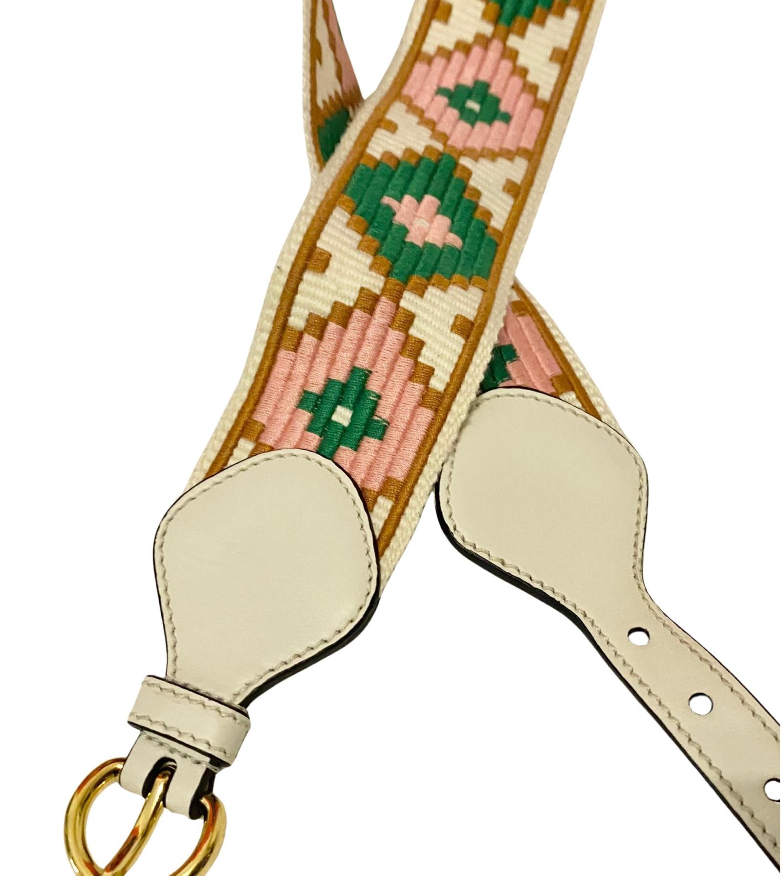 Cintura a vita alta in tessuto di miu miu degli anni 2000, motivo geometrico colorato, perfetta da indossare con abiti o gonne, pelle bianca, metalleria dorata, Made in Italy 

Taglia: S 

Lunghezza totale: 84 cm - 69 cm fino al primo buco