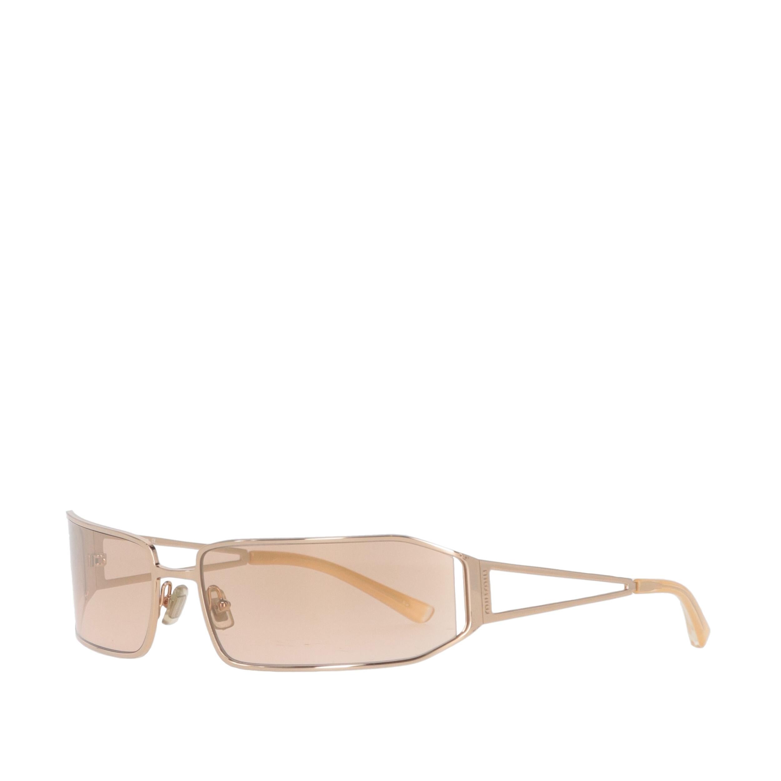 Miu Miu gold-tone metal thin frame sunglasses with slightly curved lenses.
Sunglasses show a light scratch on the right lens.

Please note, this item cannot be shipped to the US.

Years: 2000s

Width: 16 cm
Height: 3,3 cm
