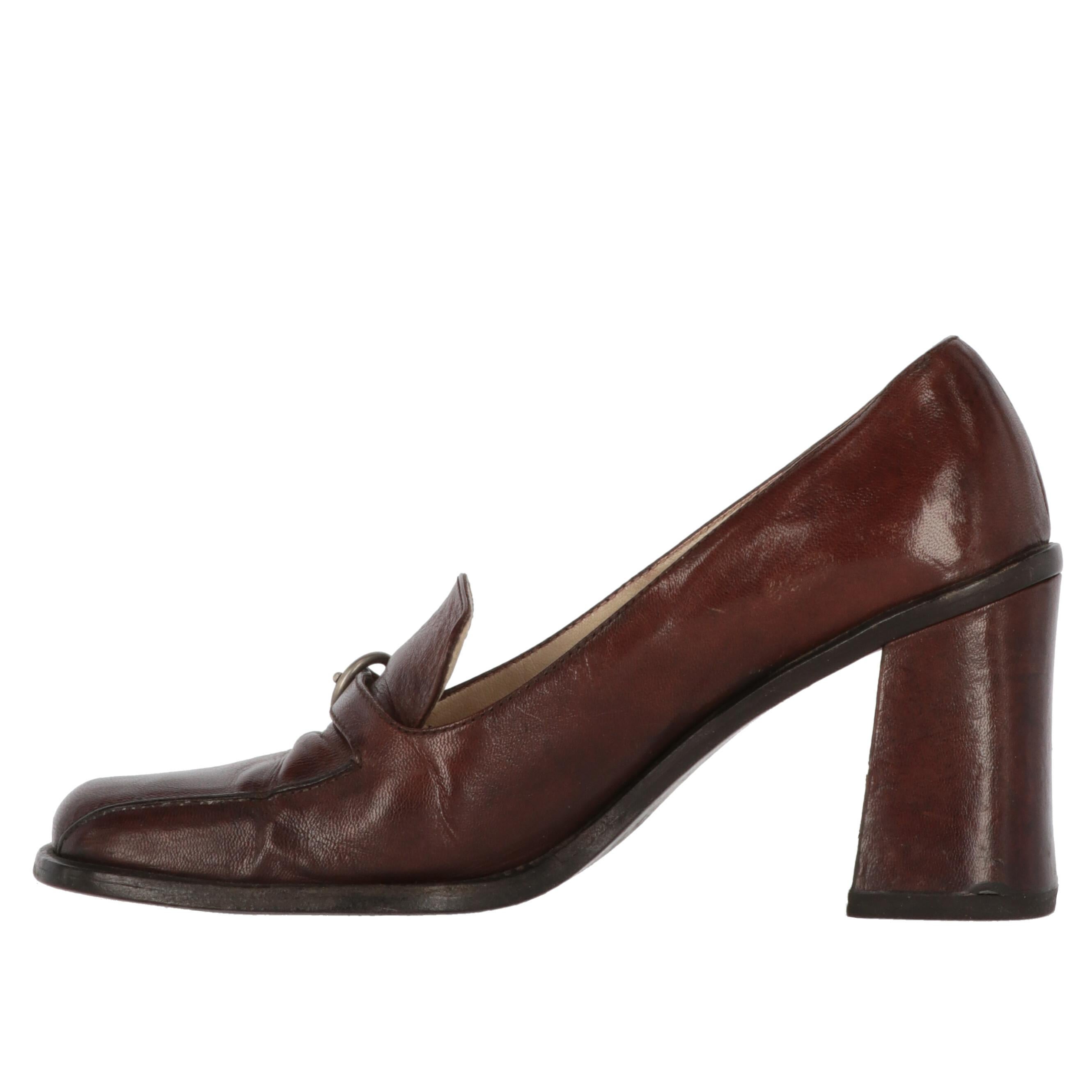 Brown genuine leather heeled loafers with strap and buckle, a sophisticated piece by Miu Miu. Square toe and chunky heel.
The shoes show signs of wear and wrinkles on the leather, and a halo on the as shown in the pictures.

Years: 2000s

Made in