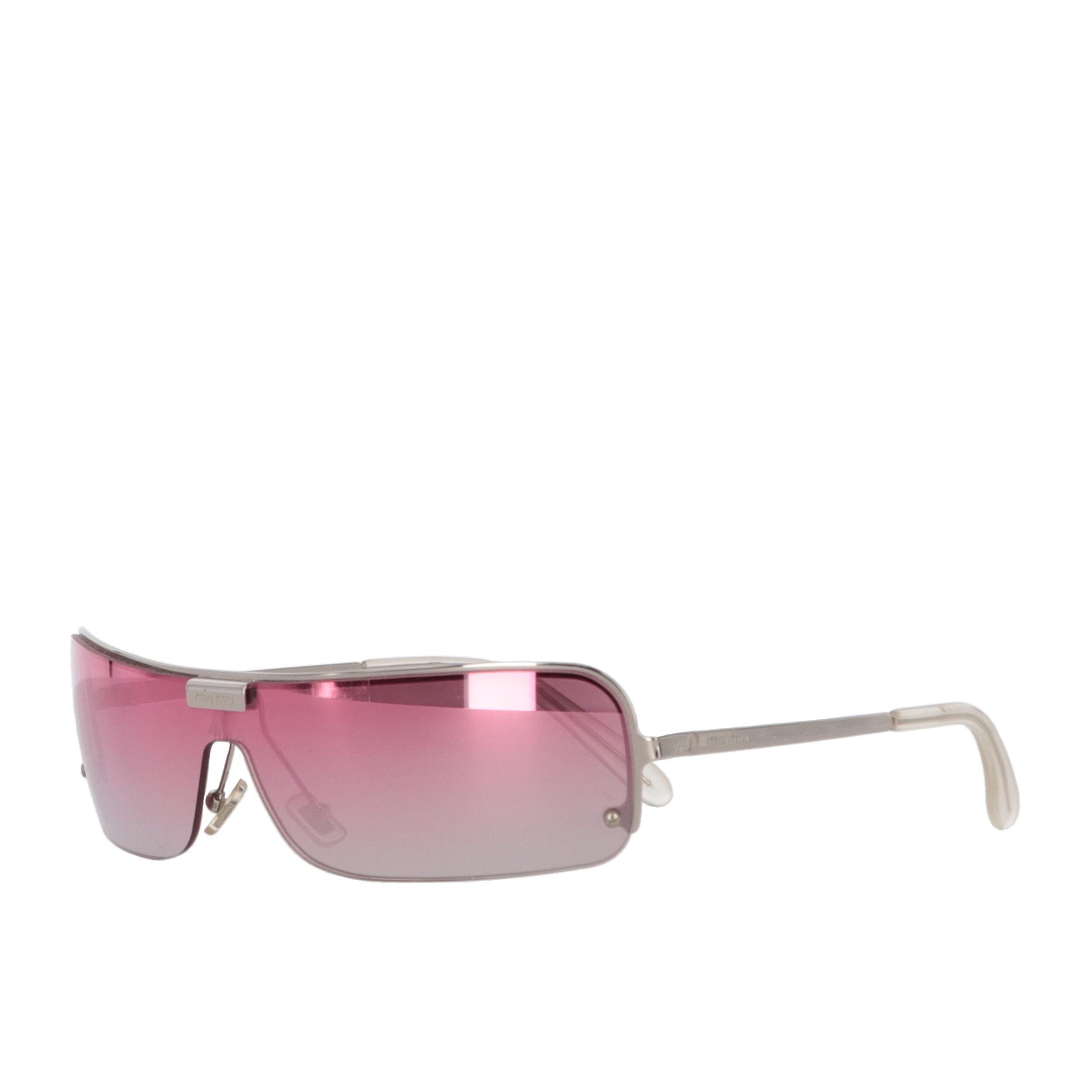 Miu Miu silver-tone frame and temples mask sunglasses with pink lenses.

Please note, this item cannot be shipped to the US.

Years: 2000s

Made in Italy

Width: 14 cm
Height: 3,5 cm