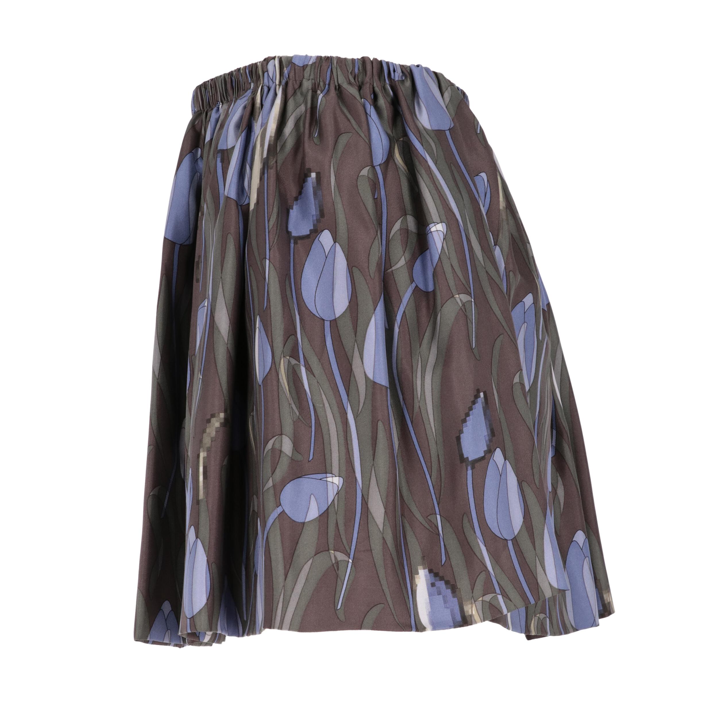 Miu Miu silk mini skirt with floral pattern and pixel details. Gathered stretchy waistband.

Years: 2000’s
Made in Italy
Size: 42 IT

Flat measurements:

Height: 39 cm
Waist: 33 cm