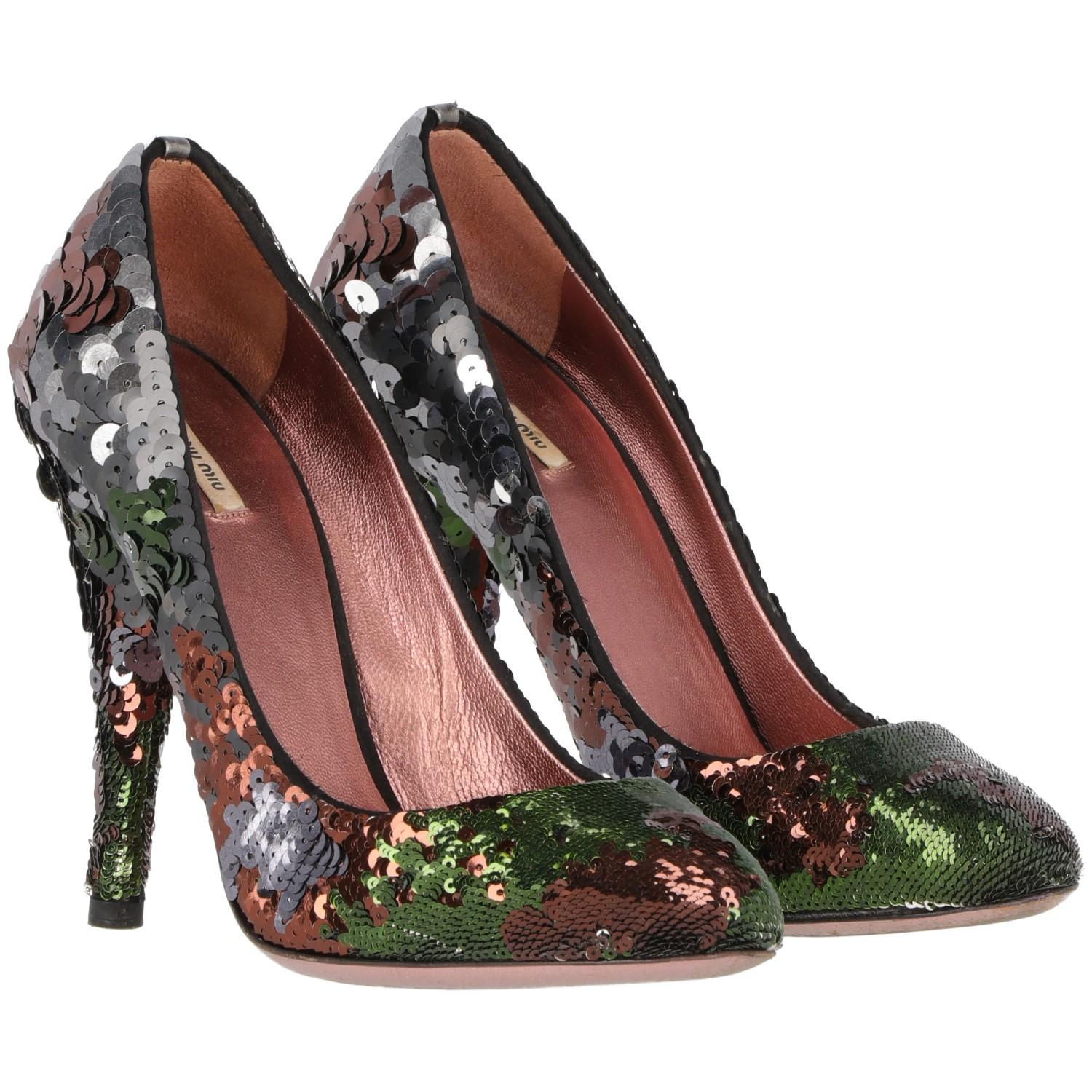 The stylish and shiny Miu Miu pumps are covered by colored green purple and grey sequins. With metallic pink insole and 11 cm heels.

Size: 36.5
Made in Italy 