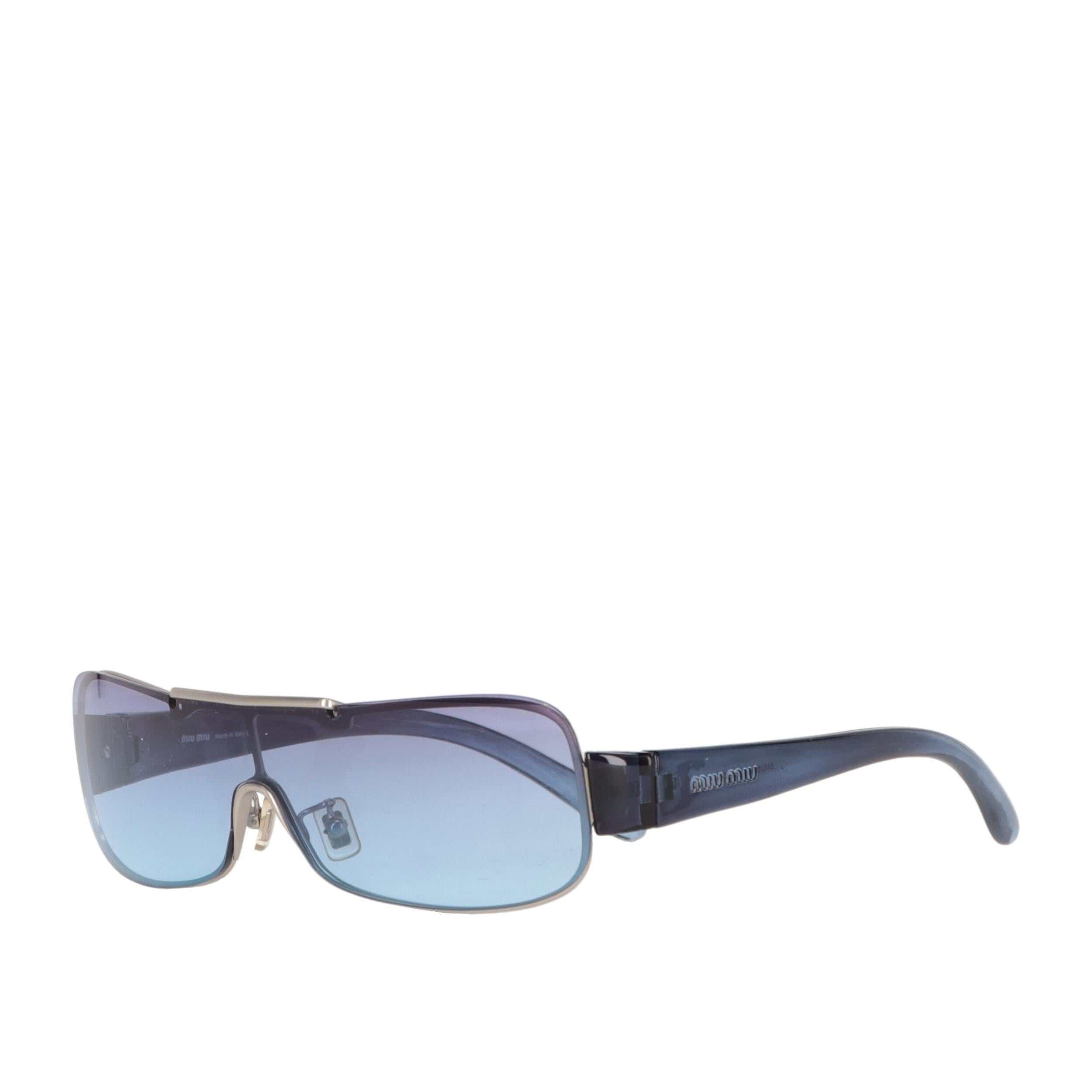 Miu Miu silver-tone frame mask sunglasses with dark blue temples and shaded  purple and blue lenses.

Please note, this item cannot be shipped to the US.

Years: 2000s

Made in Italy

Width: 14 cm
Height: 3,5 cm