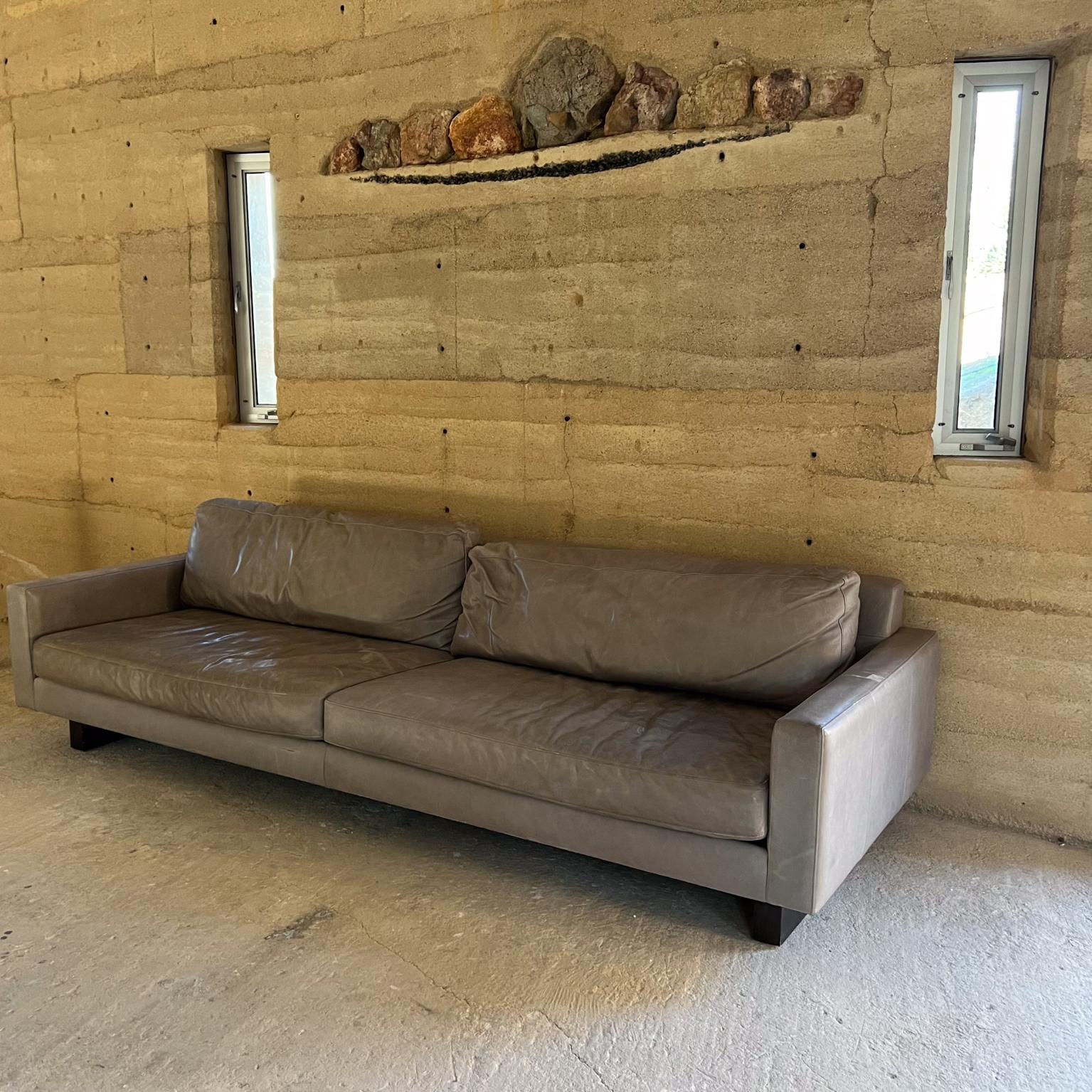 2000er Room and Board Graues Ledersofa Pierson im Angebot 11