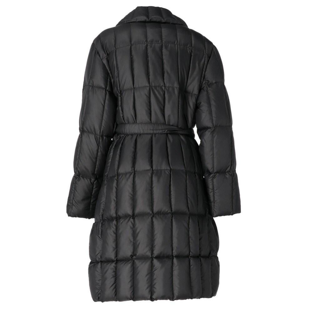 Moncler black quilted goose down padded jacket. Classic collar, front zip closure, snap buttons and waist belt with silver metal buckle. Long sleeves and welt pockets with zip.

Size: 1 ( IT 42) 

Flat measurements
Height: 99 cm 
Bust: 55