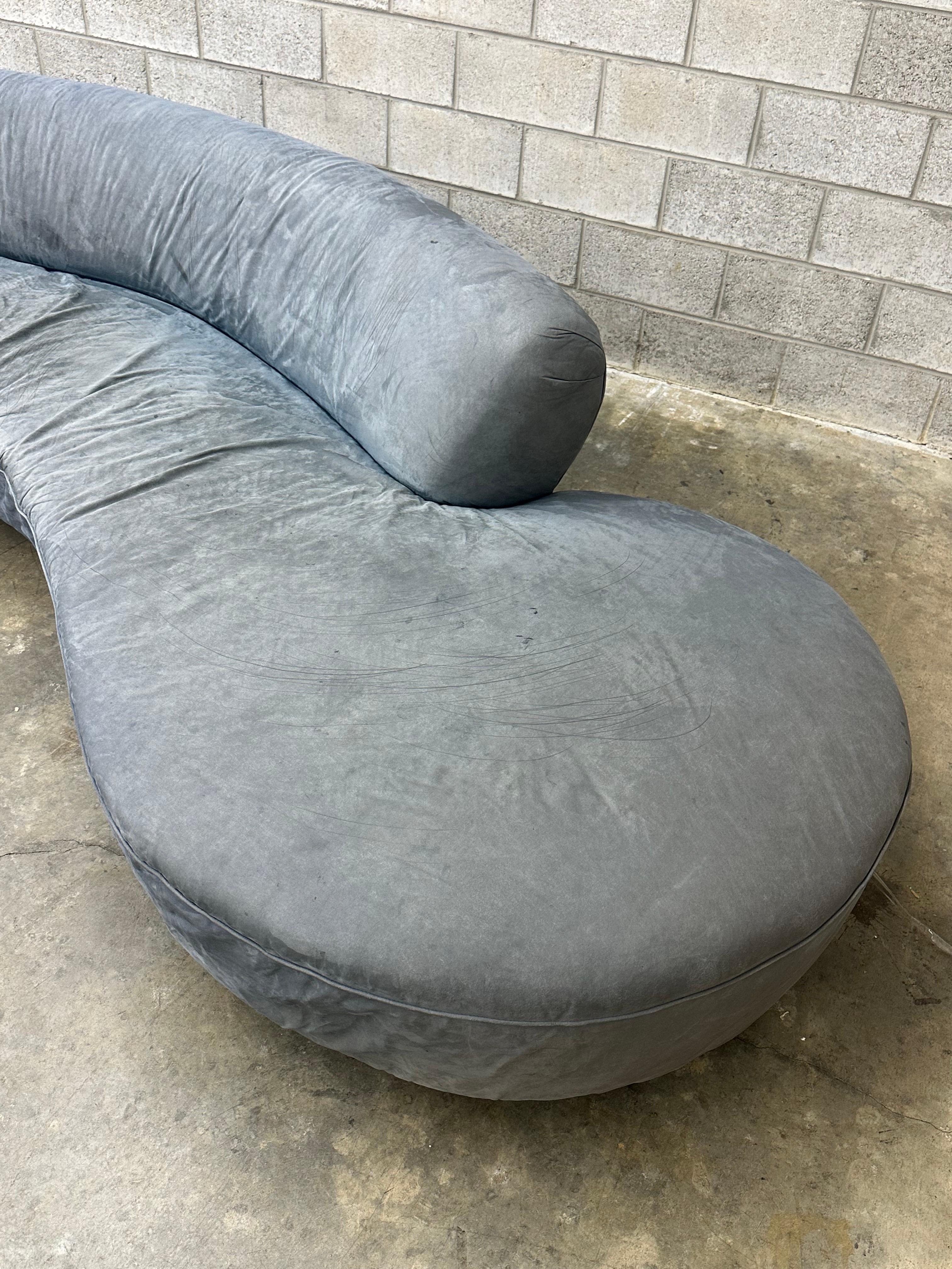 2000s Monumental Vladimir Kagan Serpentine Sofa In Fair Condition For Sale In St.Petersburg, FL