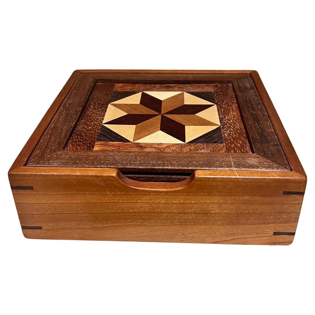 2000s Caja de madera exótica con marquetería de mosaico firmada