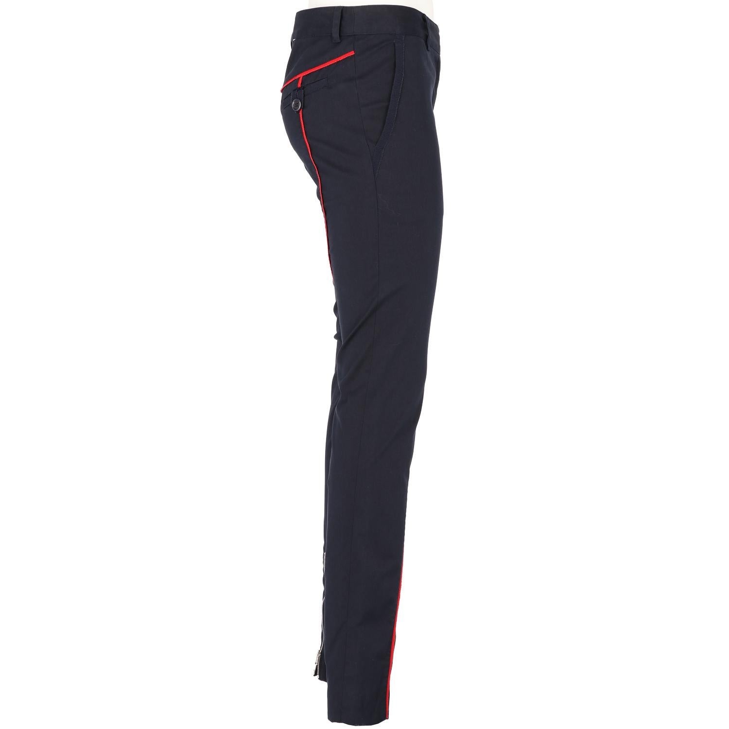 Moschino Cheap and Chic carrot trousers in dark blue cotton blend with contrasting red inserts on the legs and back.
Zip details on the bottom.

Years: 2000s

Made in Italy

Size: 42 IT

Linear measures

Height: 102 cm
Waist: 42 cm