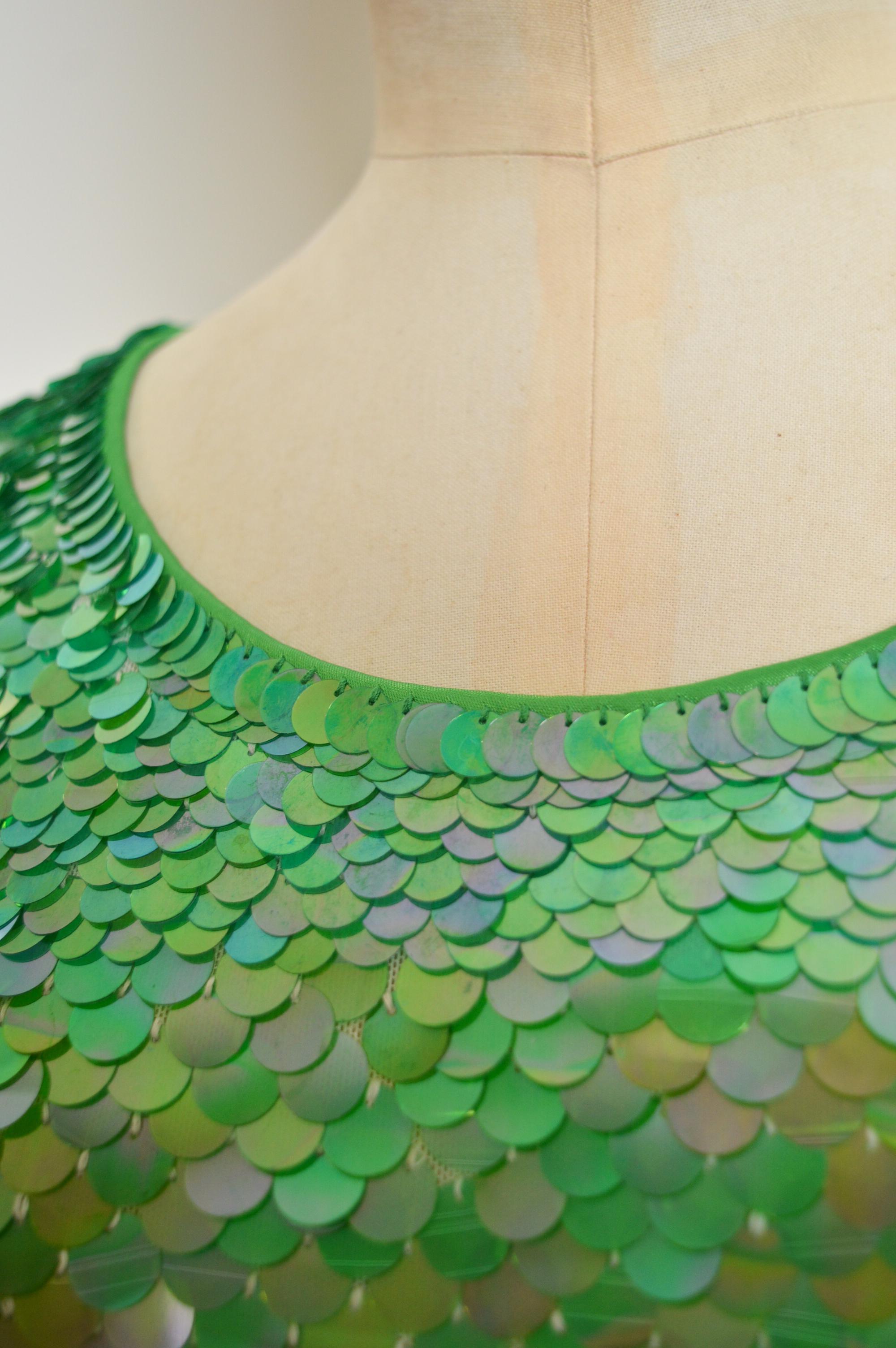Ensemble débardeur et jupe à paillettes irisées MOSCHINO des années 2000 en vente 6