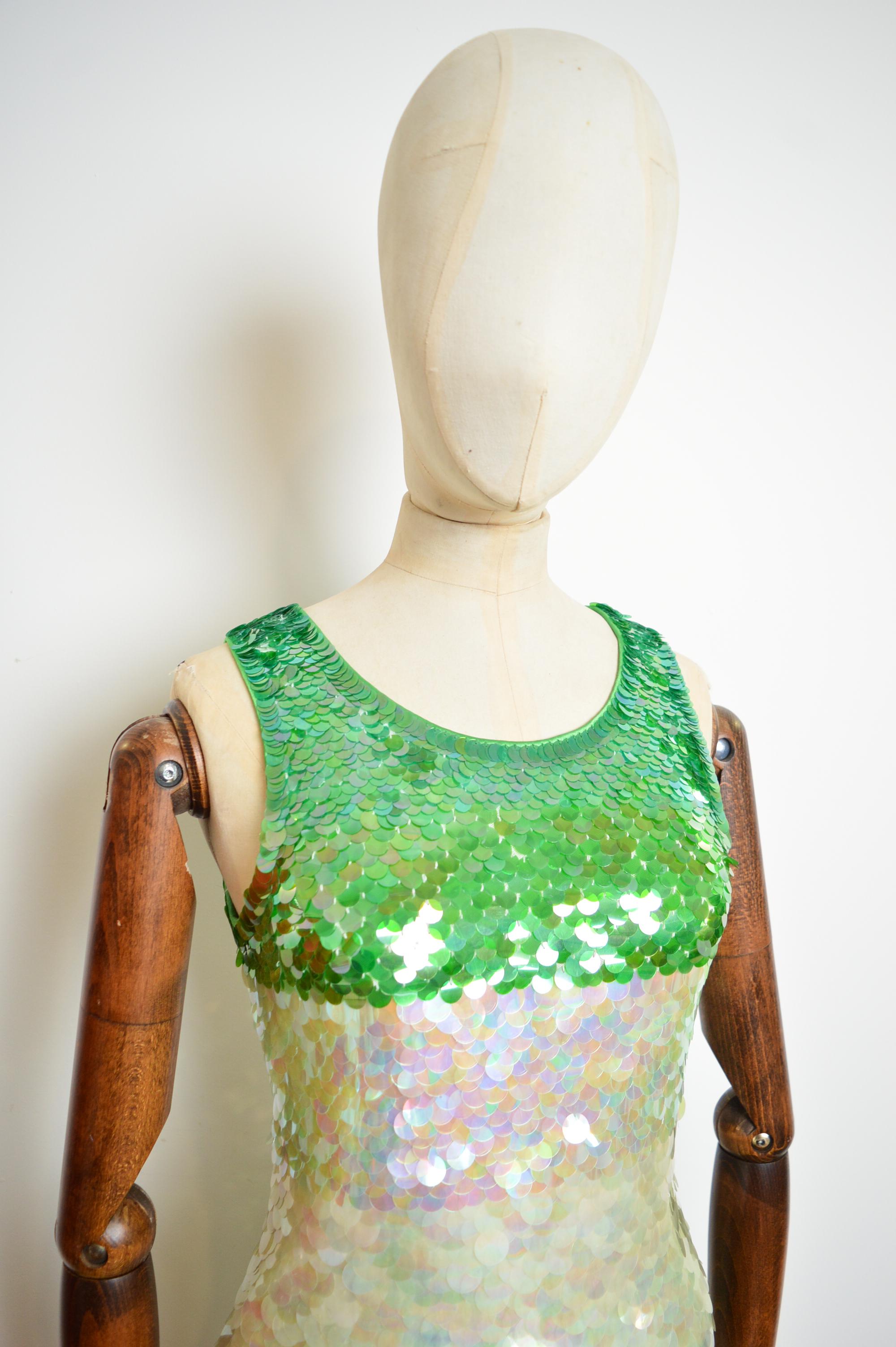 Ensemble débardeur et jupe à paillettes irisées MOSCHINO des années 2000 en vente 9
