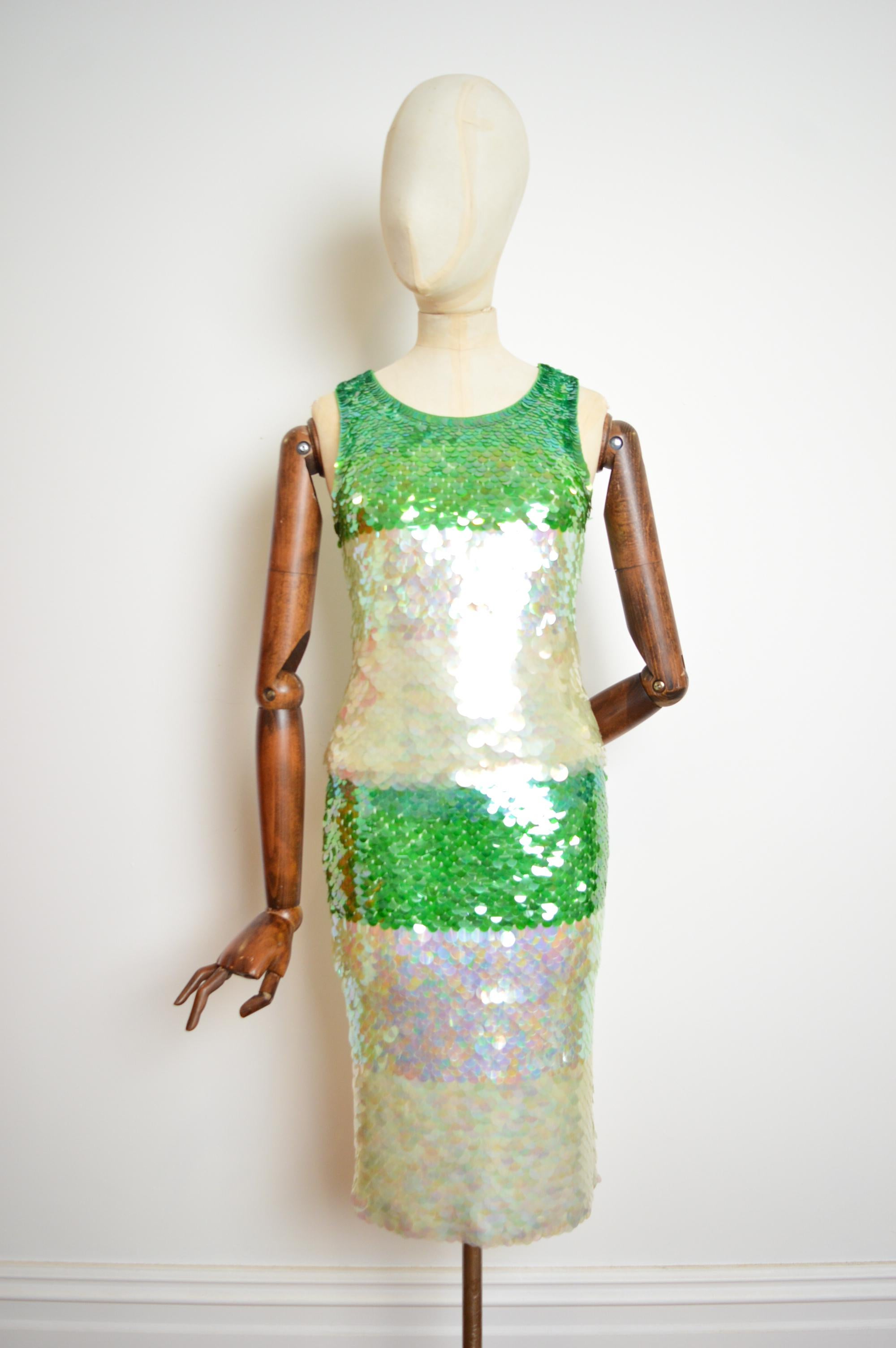 Ensemble Cheap & Chic MOSCHINO du début des années 2000 composé d'une veste débardeur recouverte de paillettes scintillantes et d'une jupe à paillettes assortie de taille moyenne et arrivant au genou, dans des tons de vert, de blanc nacré et de