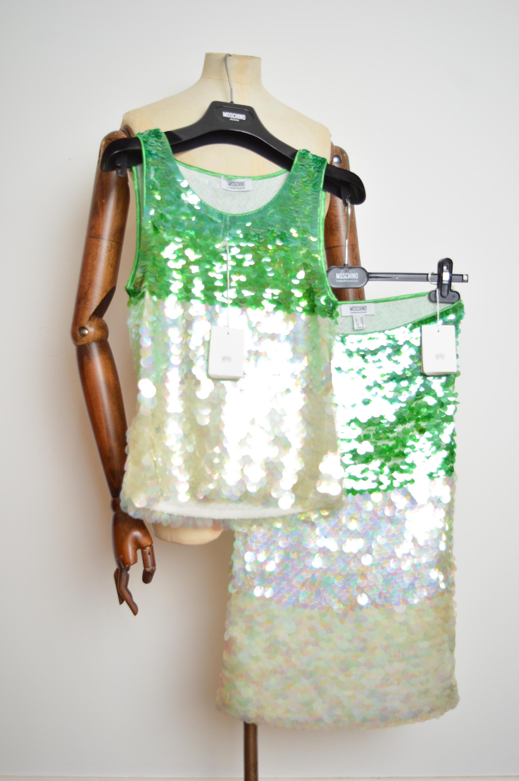 Ensemble débardeur et jupe à paillettes irisées MOSCHINO des années 2000 en vente 2