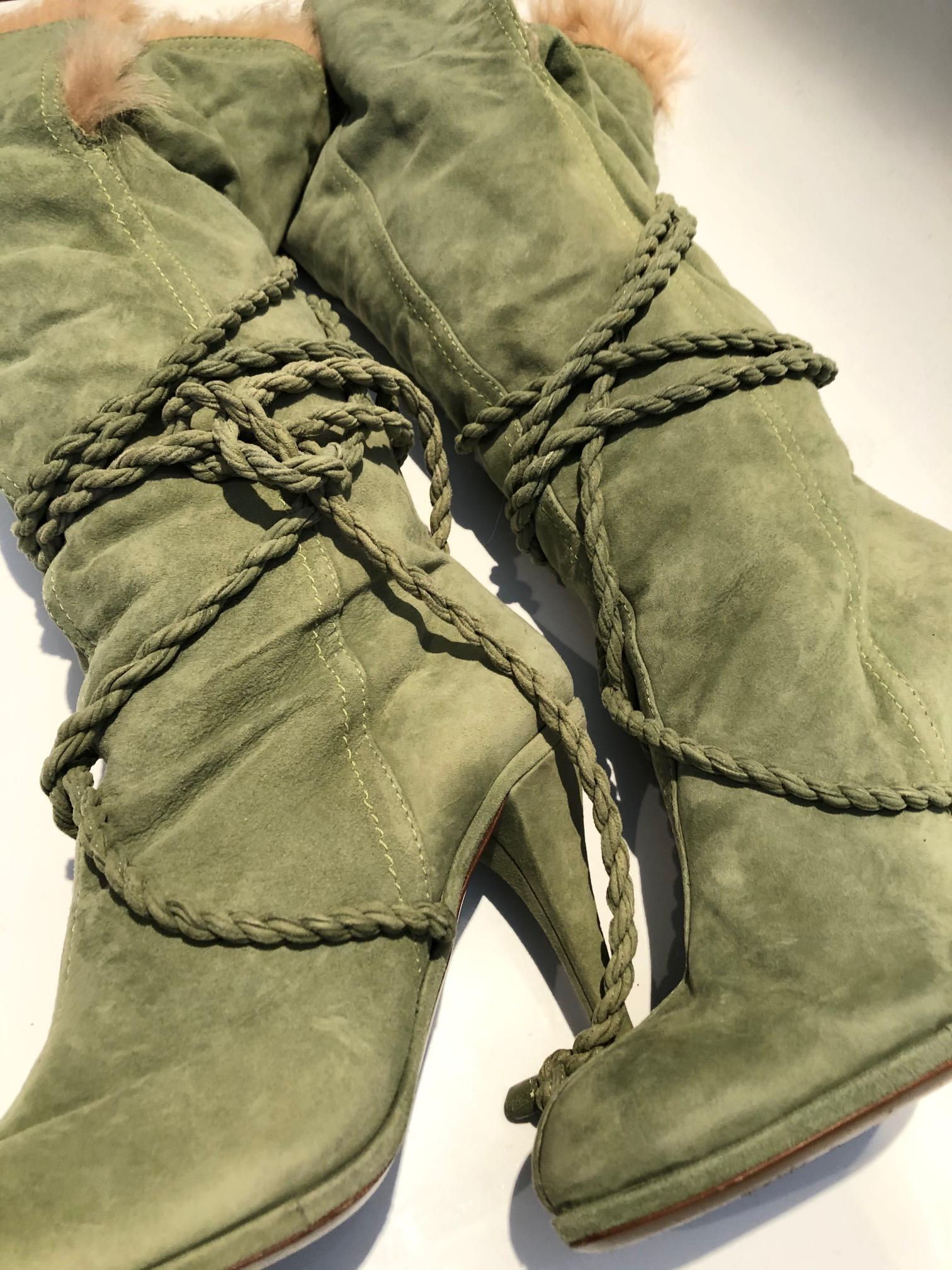 Stunning Moschino knee high boots in light green suede, light brown fur inside, tight drawstring detail, 10cm high stiletto heels, condition as just tried on once 
Size: italian 40 