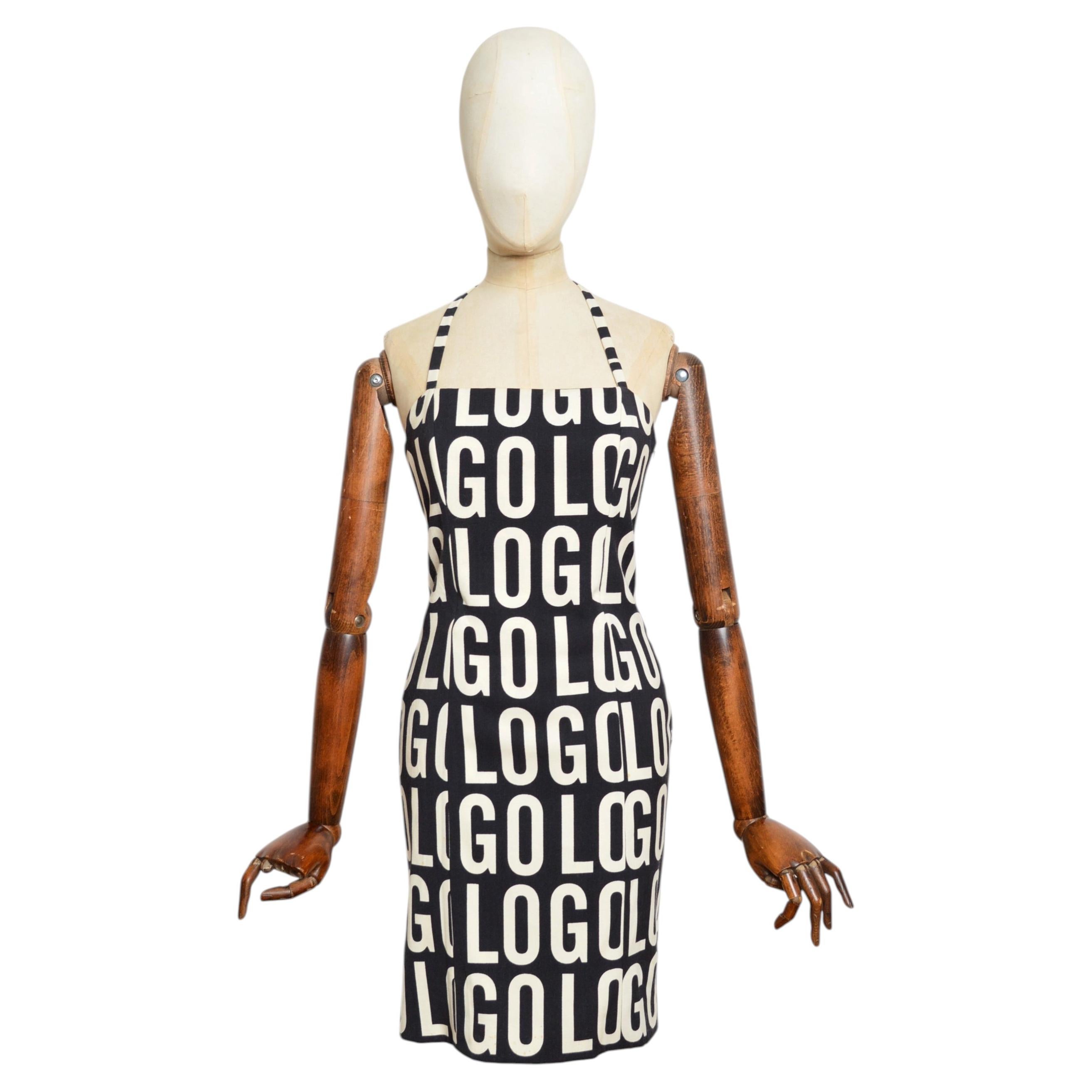 Robe de cocktail noire à col licou Moschino des années 2000, motif logo, taille US 6