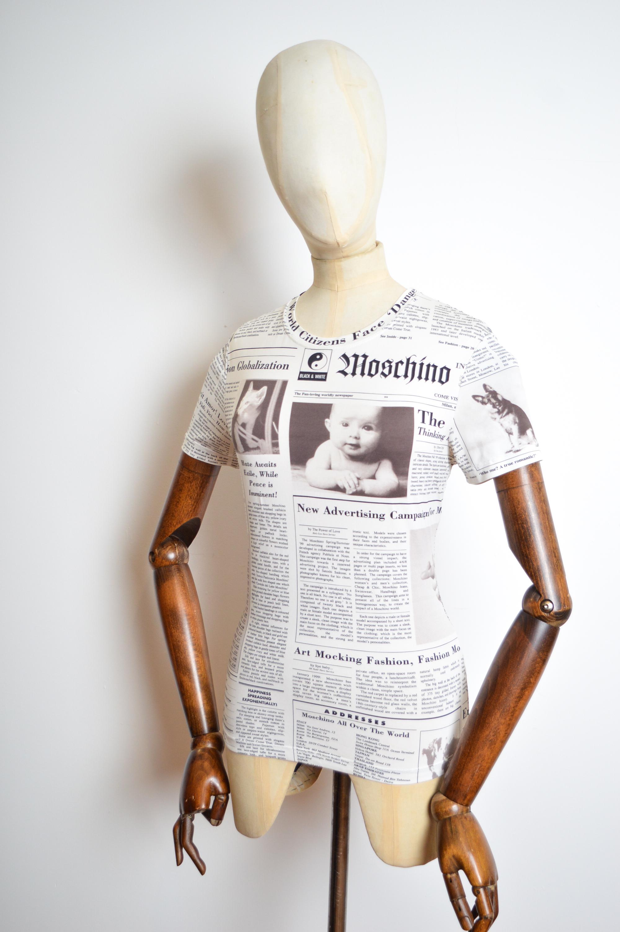 2000's Moschino Newspaper Pattern Print Y2k fitted Baby Tee - Camiseta en venta 5
