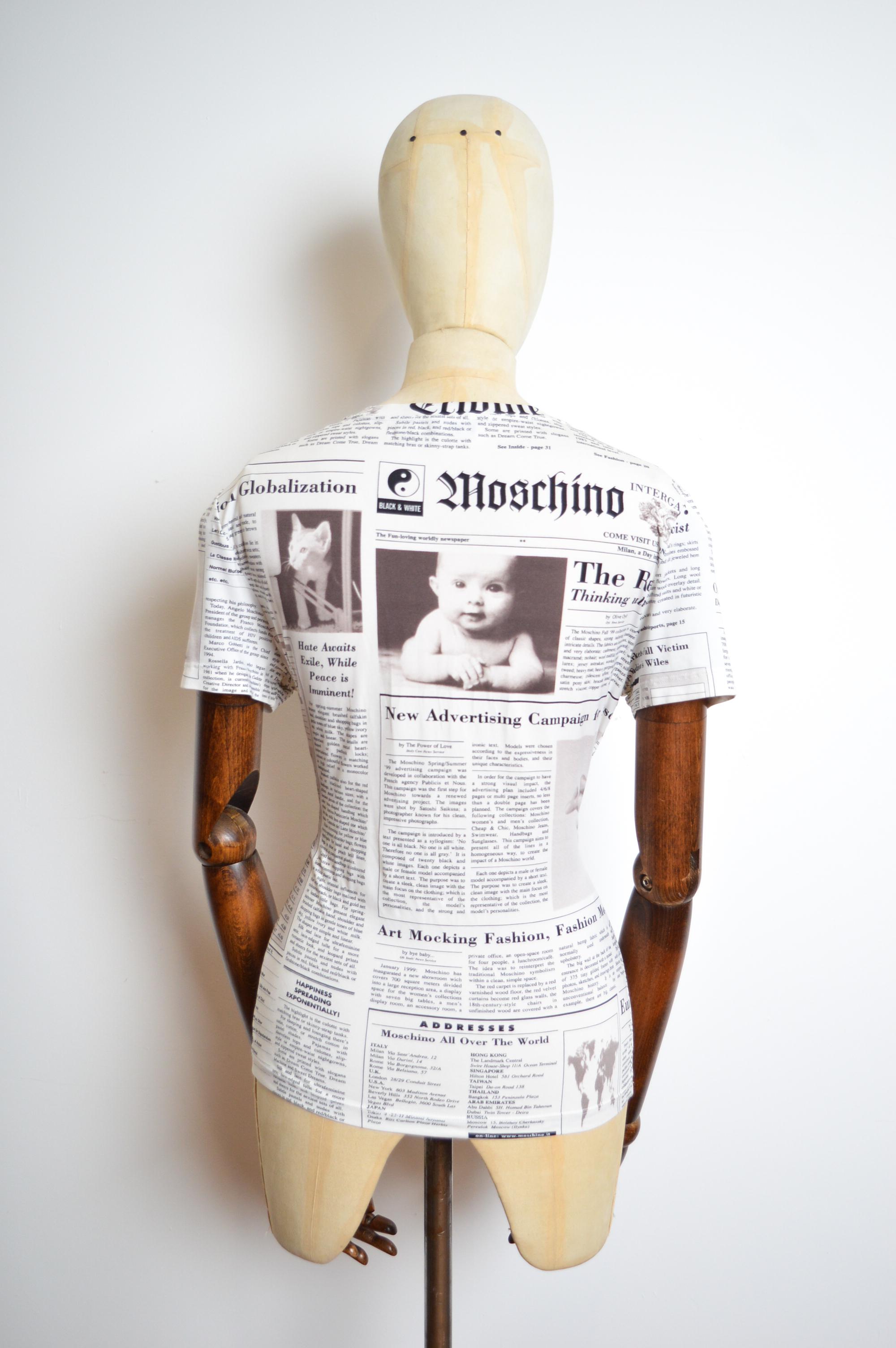 2000's Moschino Newspaper Pattern Print Y2k fitted Baby Tee - Camiseta en venta 6