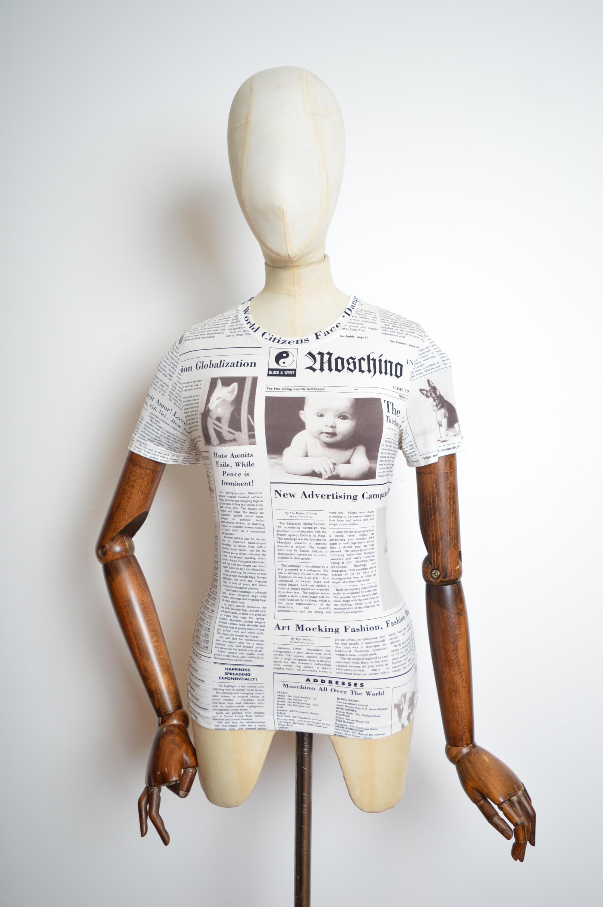 Camiseta ajustada de manga corta con estampado Periódico Moschino de los años 2000, confeccionada en una mezcla de Lycra superelástica. 
De fosa a fosa; 18,5
