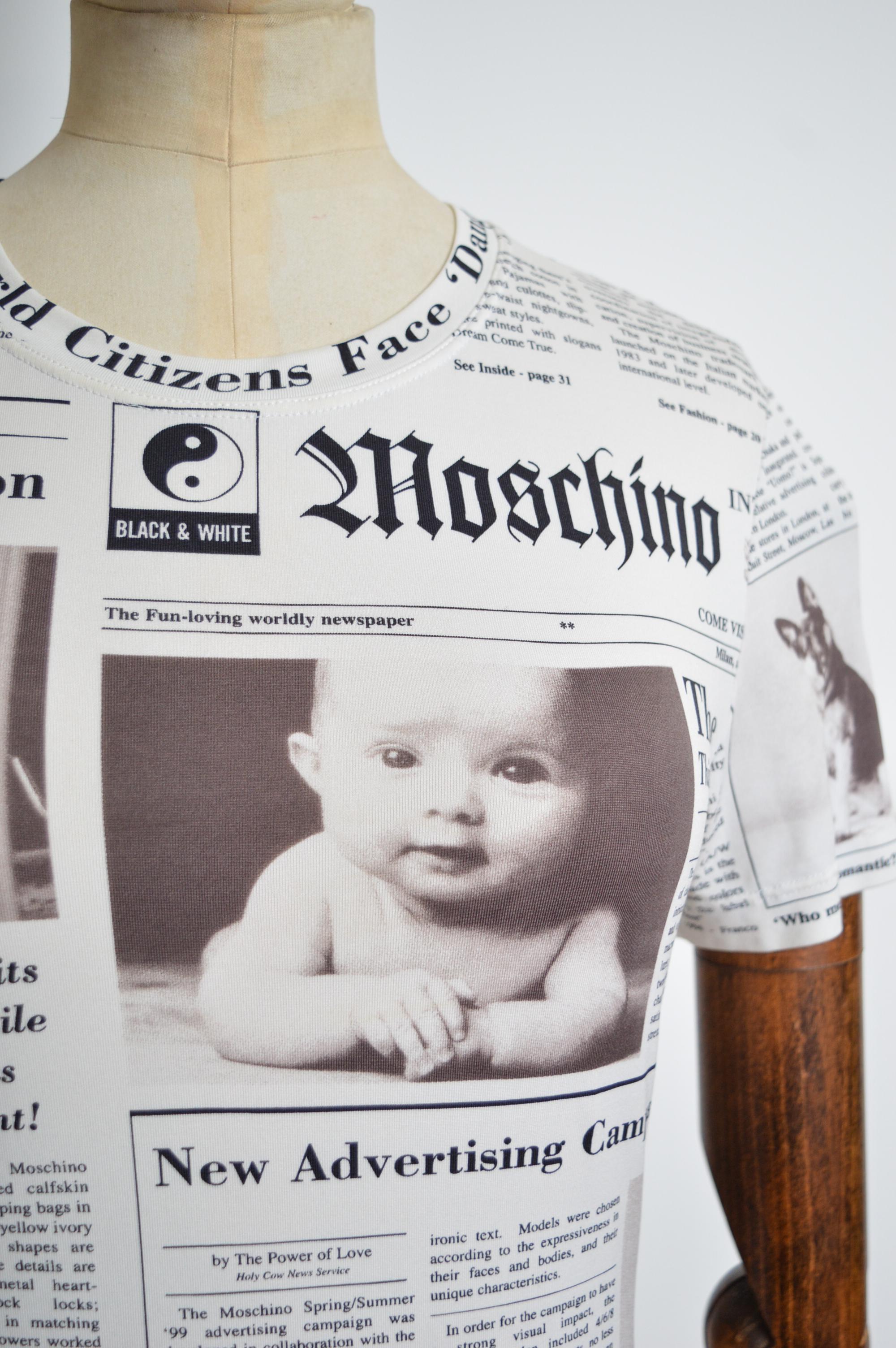 2000's Moschino Newspaper Pattern Print Y2k fitted Baby Tee - Camiseta Gris en venta