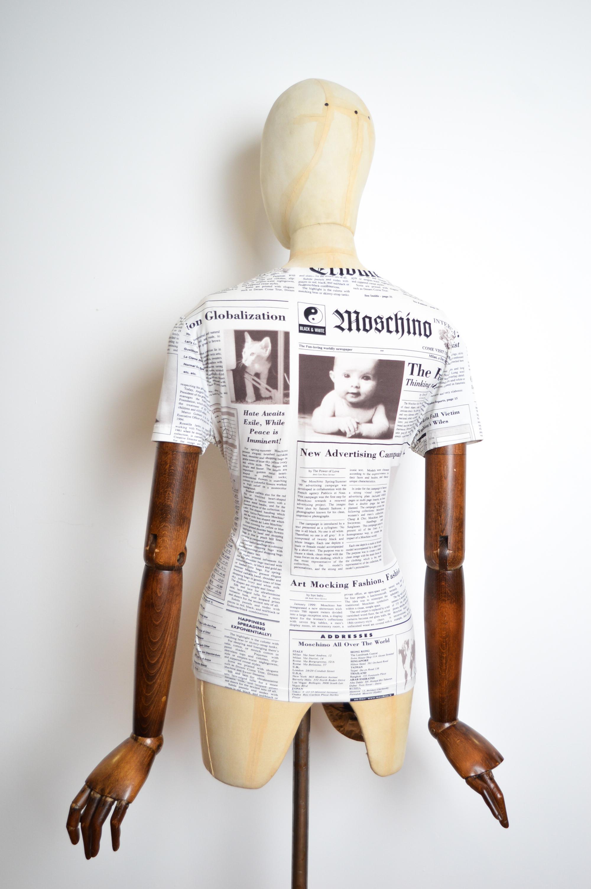 2000's Moschino Newspaper Pattern Print Y2k fitted Baby Tee - Camiseta en Bueno estado para la venta en Sheffield, GB