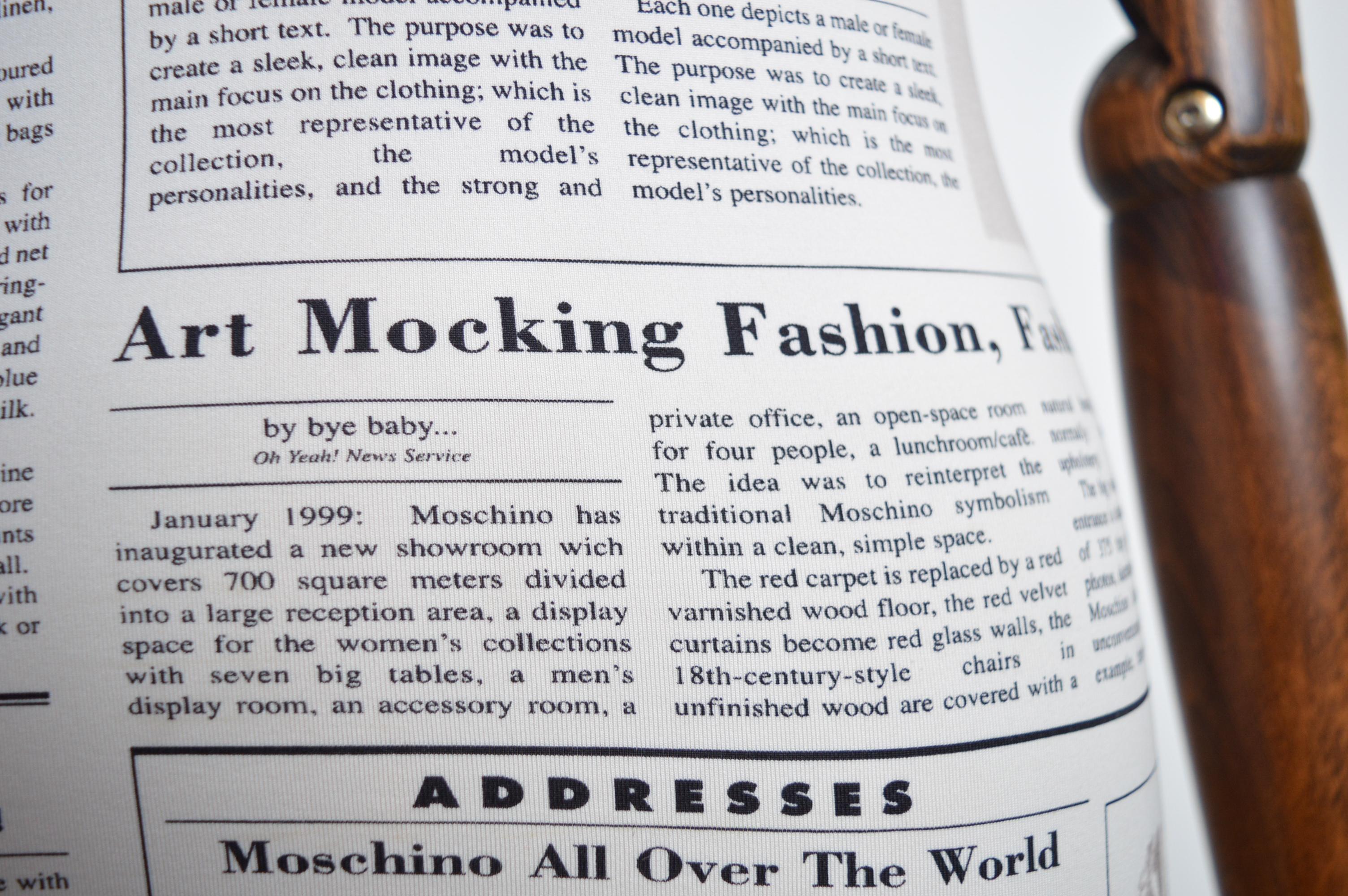 2000's Moschino Newspaper Pattern Print Y2k fitted Baby Tee - Camiseta en venta 1
