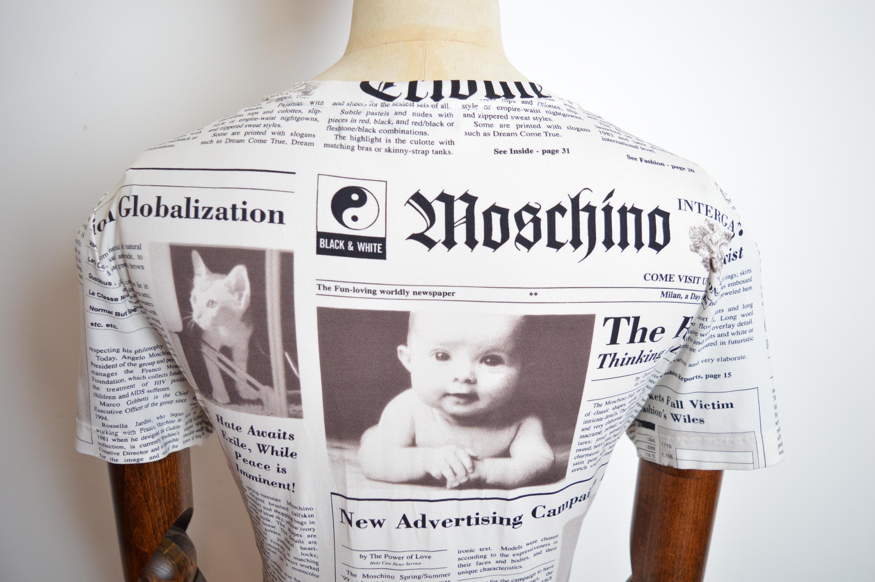 2000's Moschino Newspaper Pattern Print Y2k fitted Baby Tee - Camiseta en venta 2