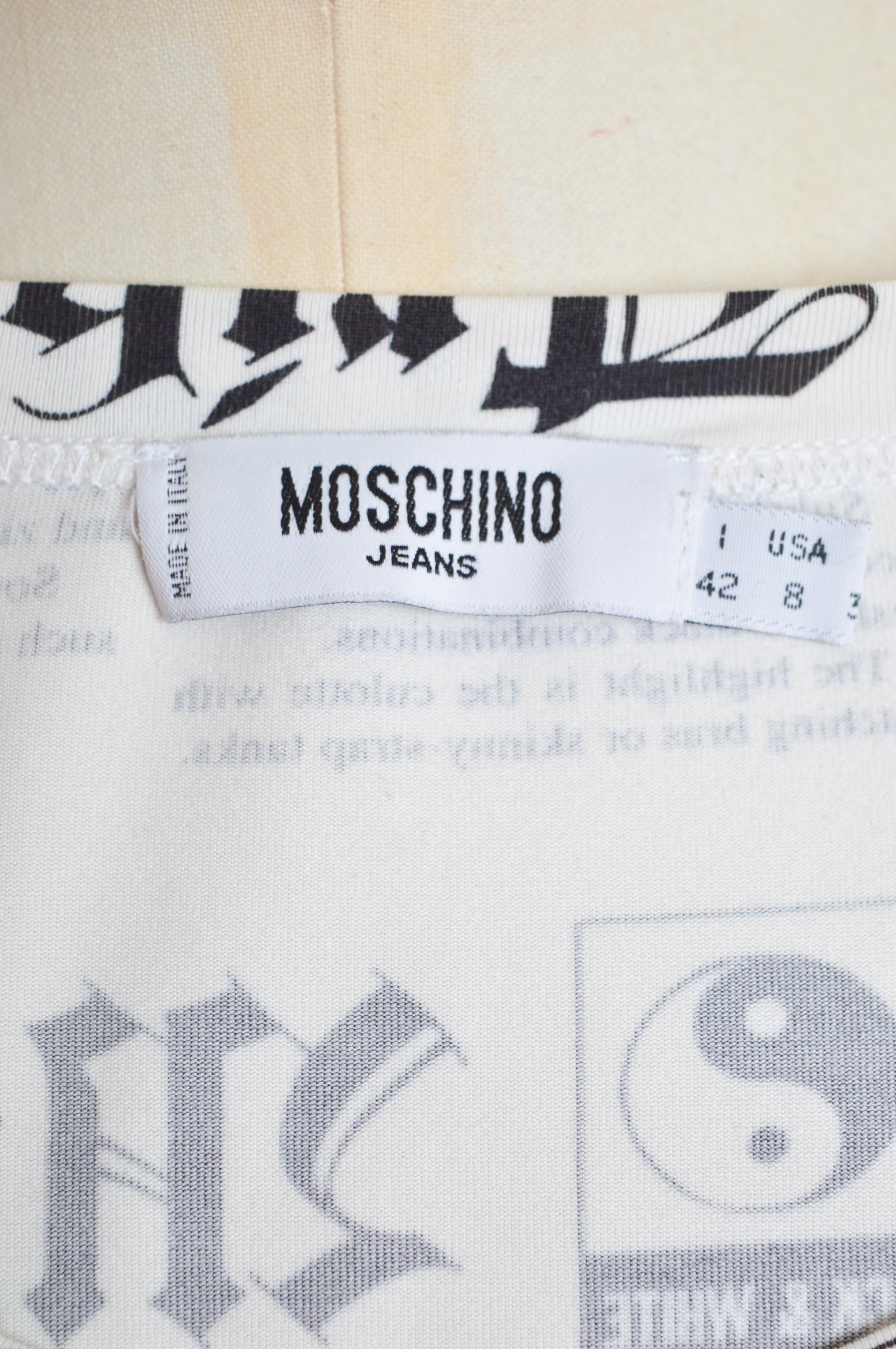 2000's Moschino Newspaper Pattern Print Y2k fitted Baby Tee - Camiseta en venta 3