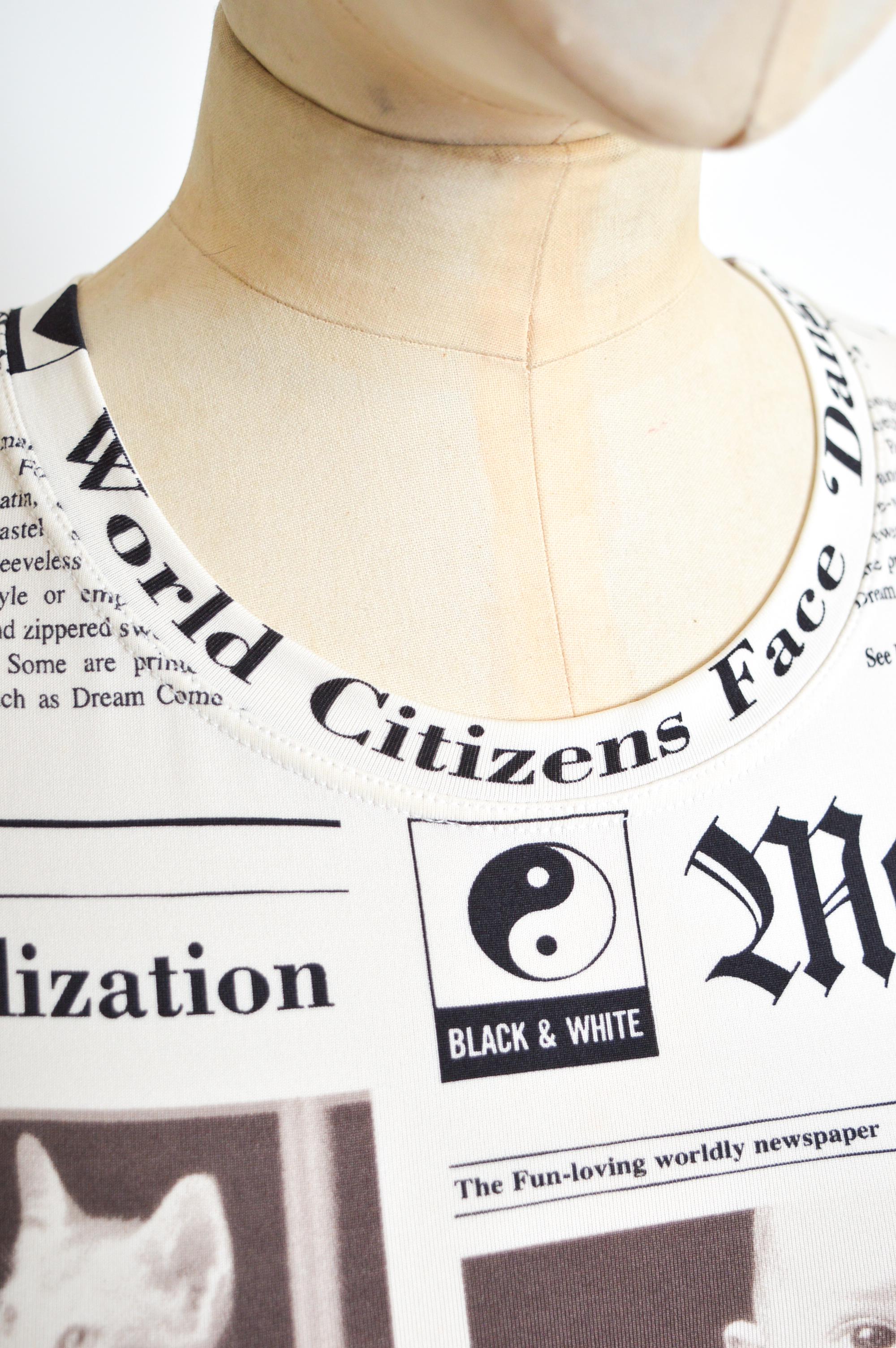 2000's Moschino Newspaper Pattern Print Y2k fitted Baby Tee - Camiseta en venta 4