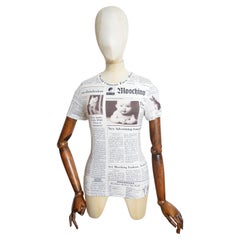 2000er Moschino Zeitungsmuster Druck Y2k fitted Baby Tee - T-Shirt
