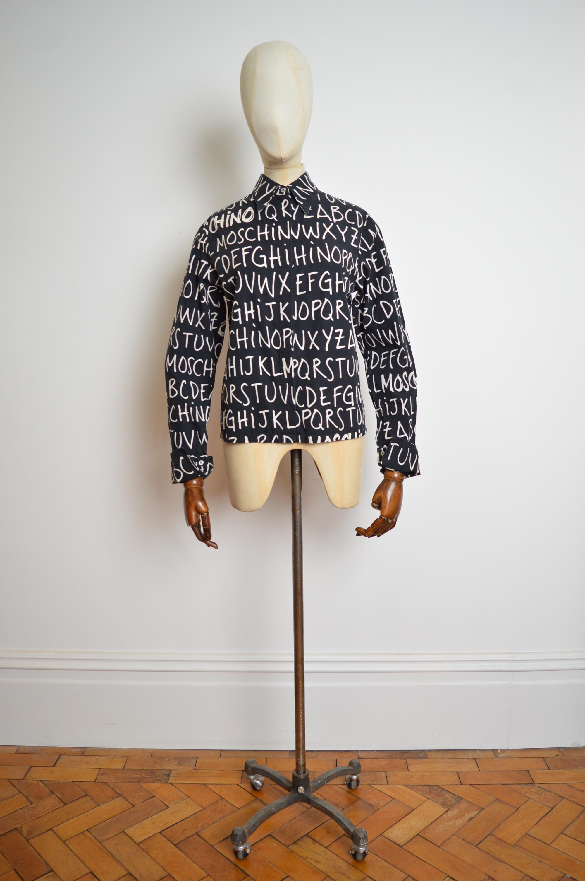 2000's MOSCHINO off key Alphabet print black & white Cotton pattern Shirt long sleeved. 
FABRIQUÉ EN ITALIE. 
Matière ; 100% coton 
De la fosse à la fosse ; 19