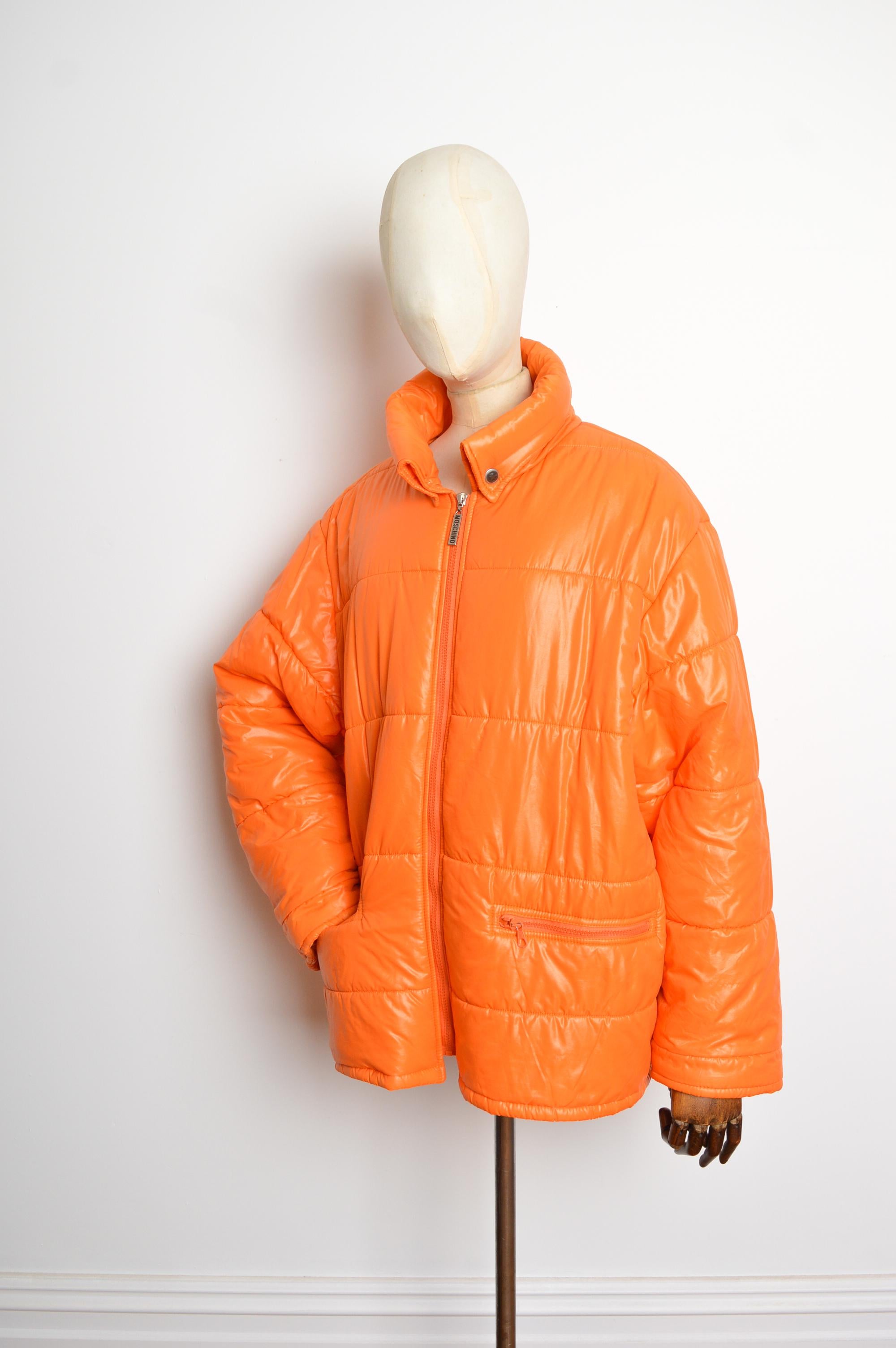 2000's Orange MOSCHINO Oversized Colourful Slogan Puffa Jacket Coat
Ce blouson polaire unisexe Moschino des années 2000 présente une coupe oversize, des manches longues, une fermeture éclair intégrale sur le devant, des poches sur les hanches et le