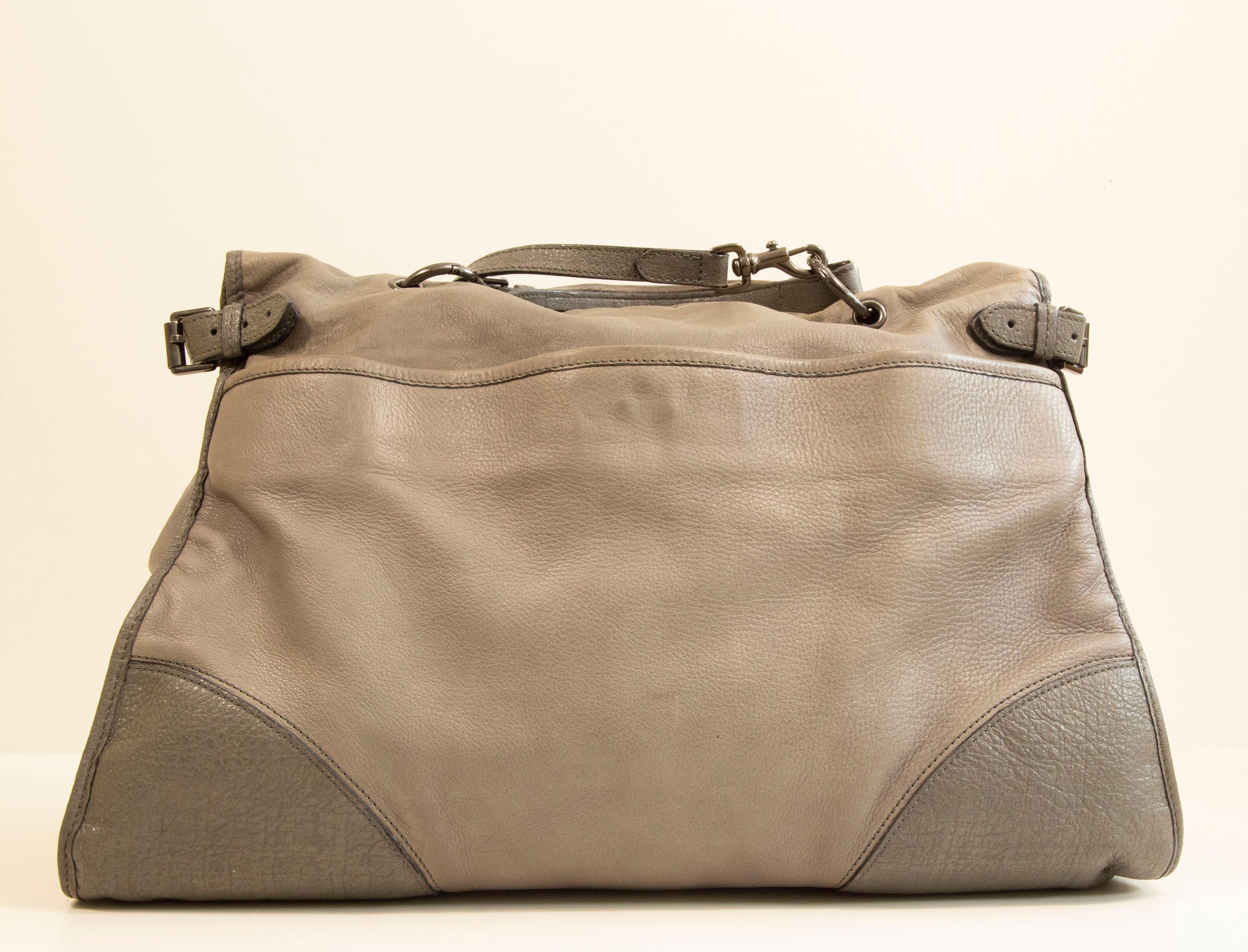 Mulberry large 2 way bag made of light gray leather and finished on the edges with dark shiny gray leather. The hardware is shiny pewter toned. The bag can be worn as a top handle bag or as a shoulder bag with detachable and in length adjustable