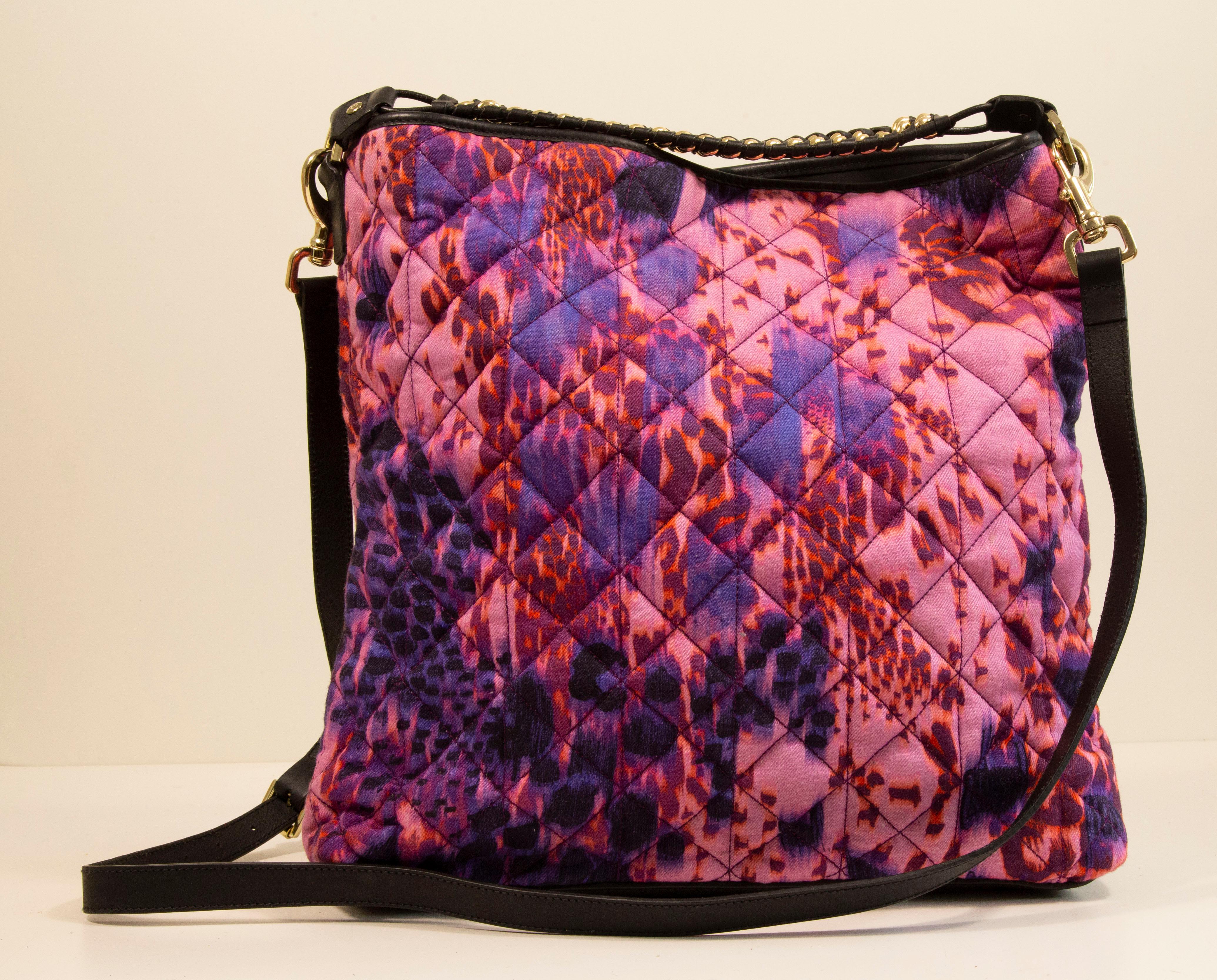 Mulberry Alexa Hobo Leopard Quilted Denim Tote. The bag can be worn as a shoulder bag or crossbody with a detachable and in length adjustable shoulder strap (max. ca. 122 cm). The interior is lined with black fabric and next to the major compartment
