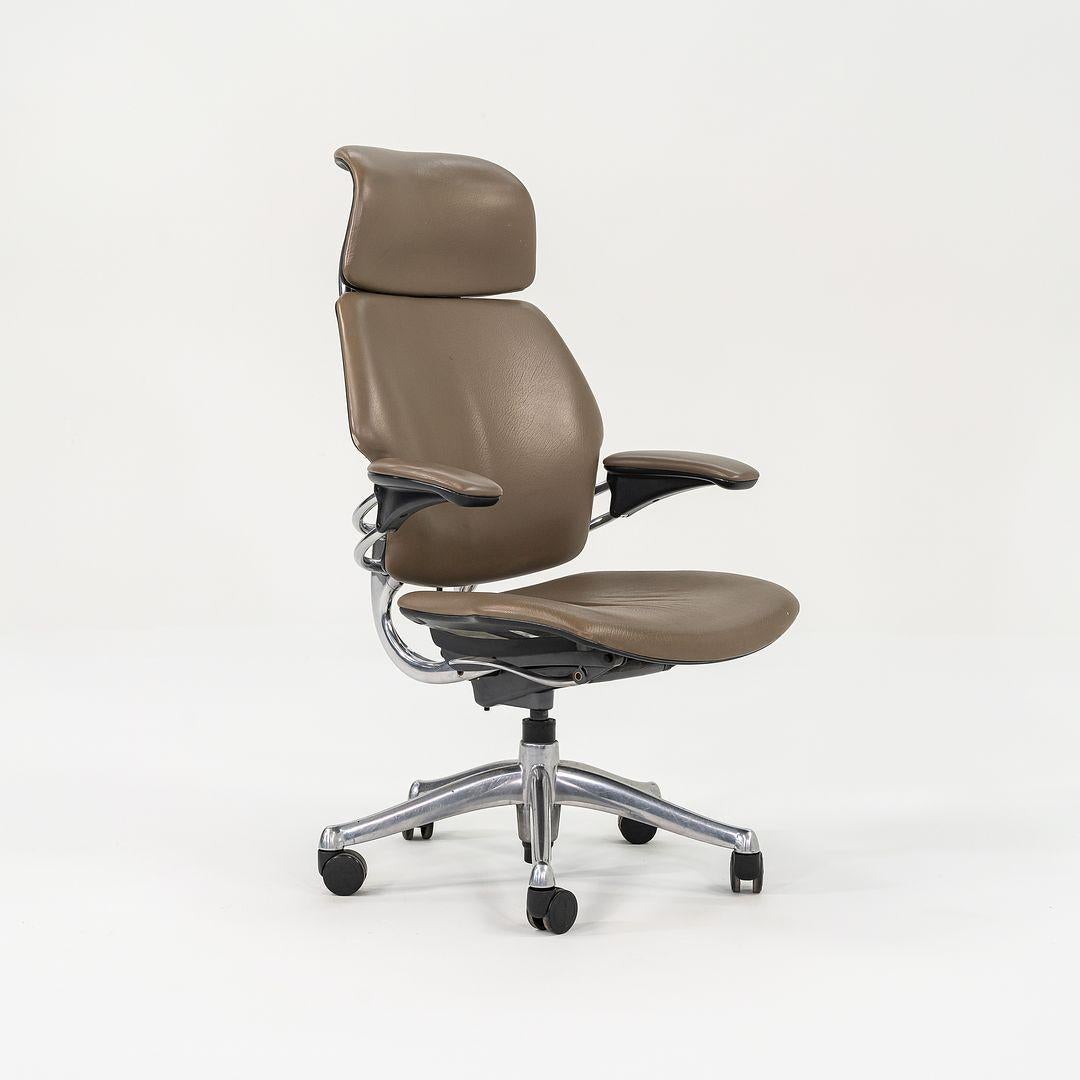 2000s Niels Diffrient for Humanscale Freedom Desk Chair in Dark Tan Leather In Good Condition In Philadelphia, PA