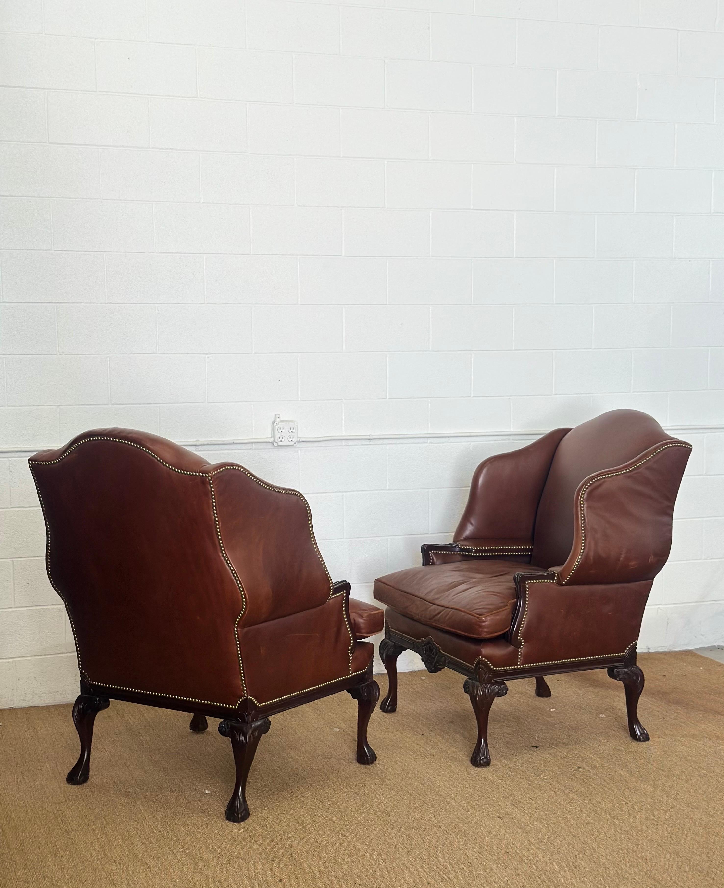 2000s Old Hickory Tannery Sillas de cuero marrón Wingback Piernas Cabriole - un par en venta 4