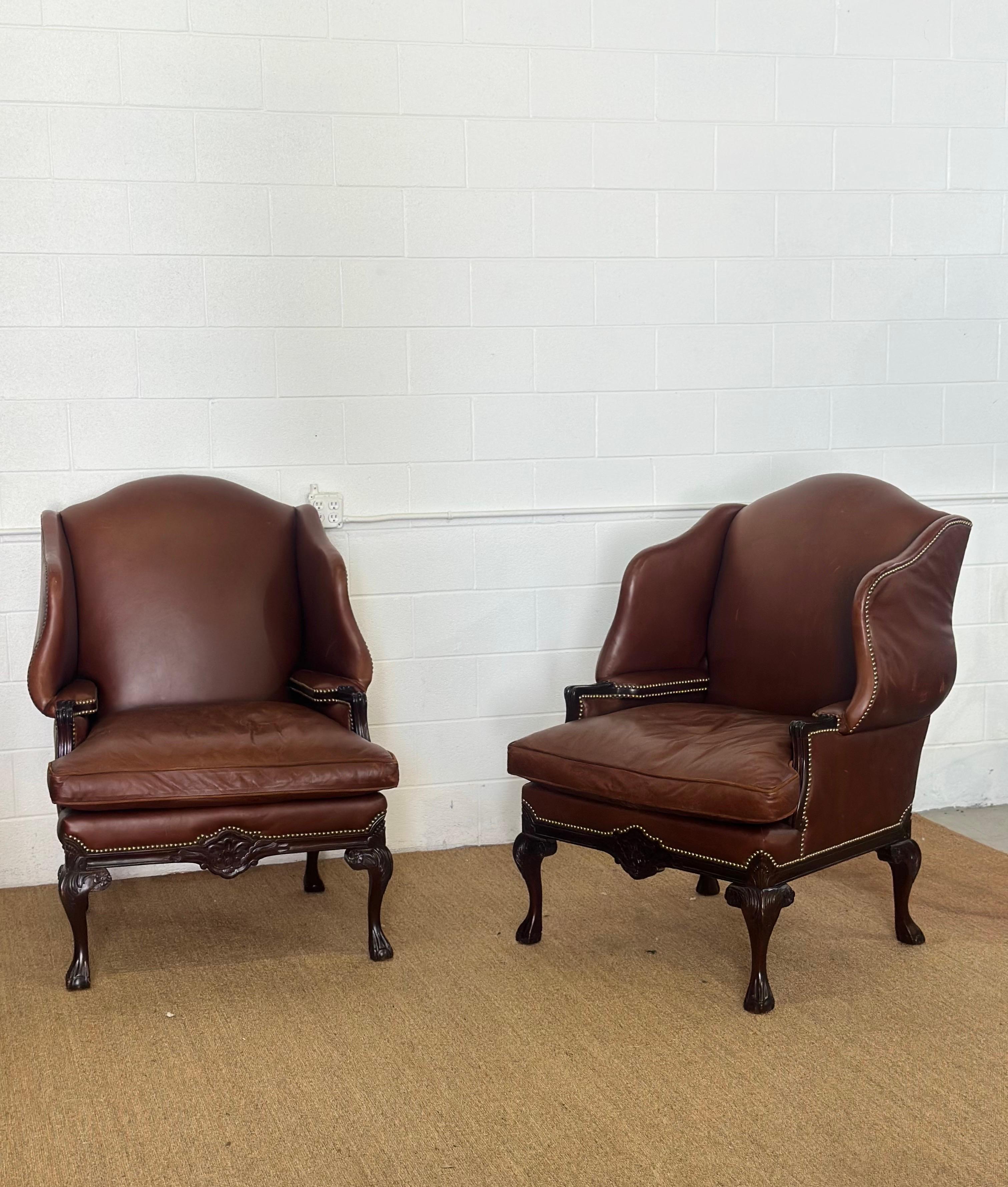 2000s Old Hickory Tannery Sillas de cuero marrón Wingback Piernas Cabriole - un par en venta 5
