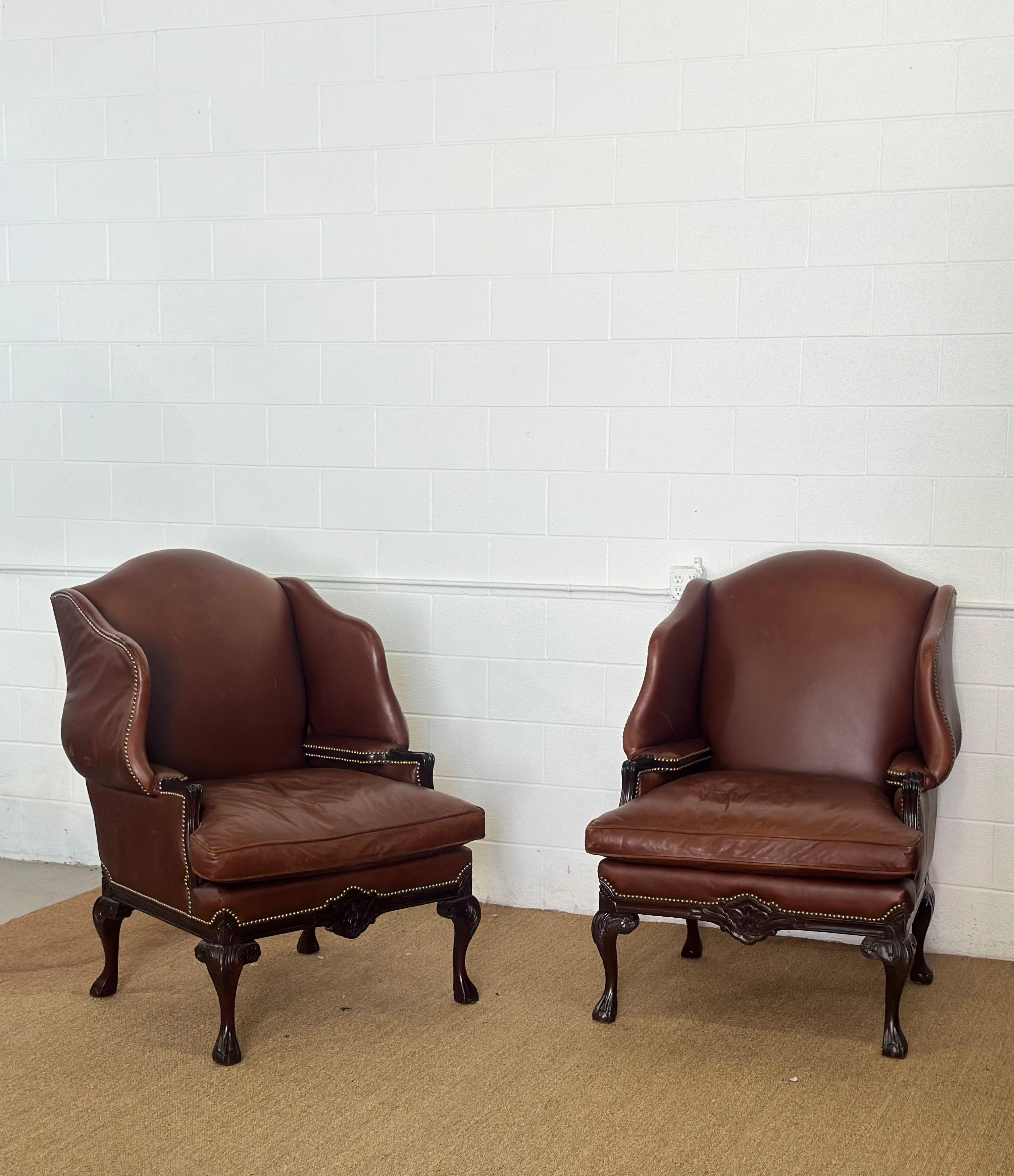 2000s Old Hickory Tannery Sillas de cuero marrón Wingback Piernas Cabriole - un par en venta 6