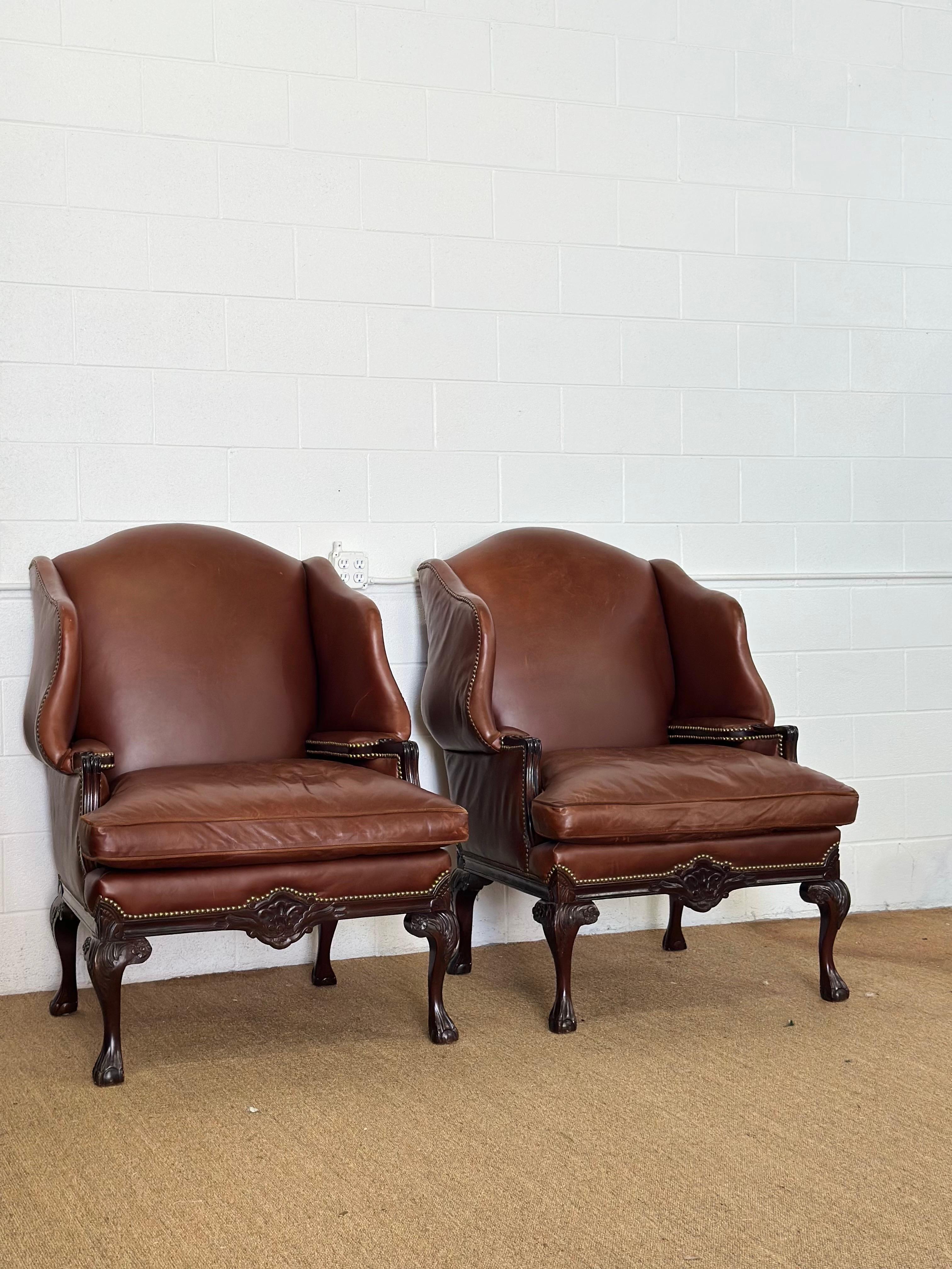 2000s Old Hickory Tannery Sillas de cuero marrón Wingback Piernas Cabriole - un par Colonial británico en venta