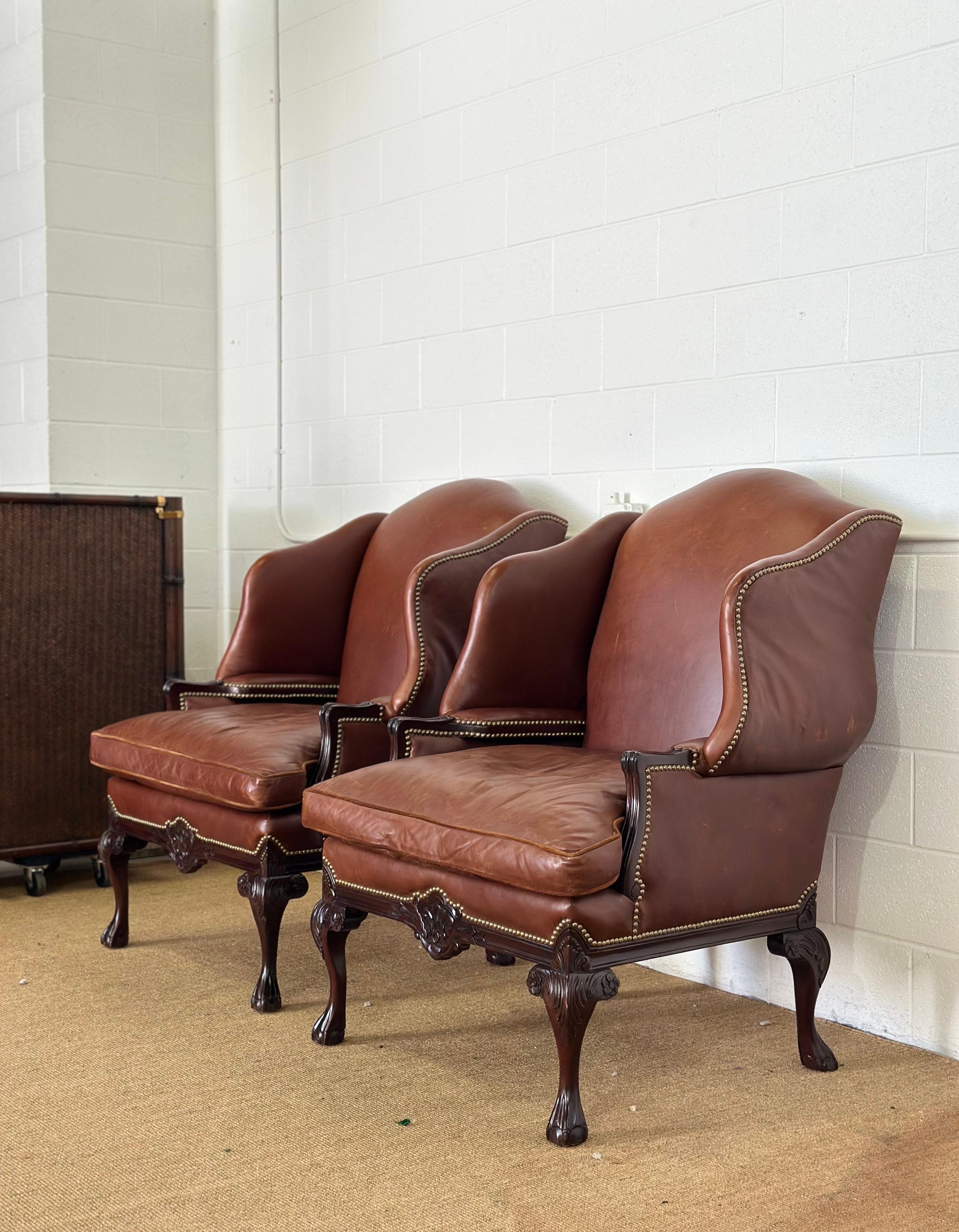 2000s Old Hickory Tannery Sillas de cuero marrón Wingback Piernas Cabriole - un par en Bueno estado para la venta en Farmington Hills, MI