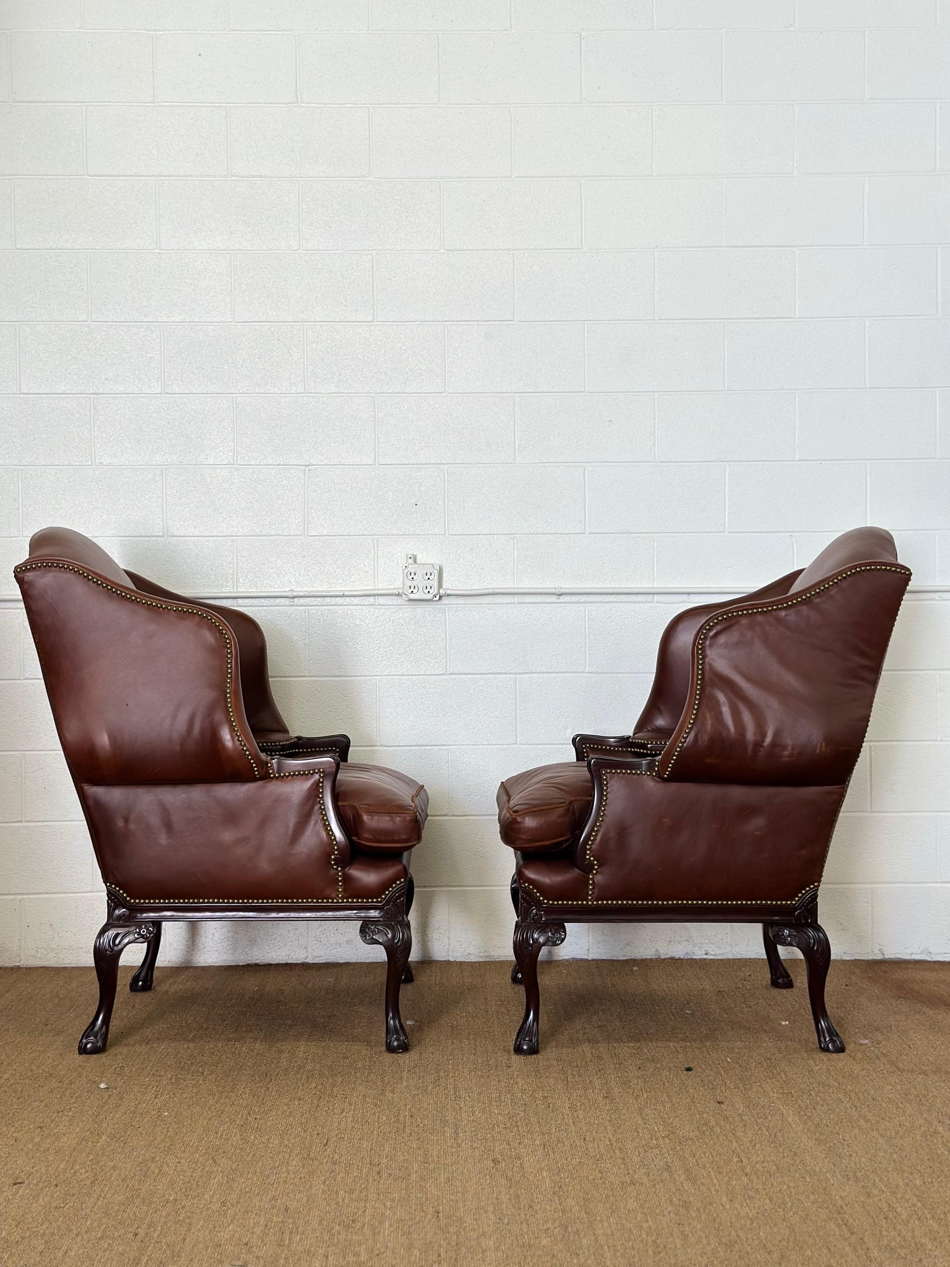 2000s Old Hickory Tannery Sillas de cuero marrón Wingback Piernas Cabriole - un par Siglo XXI y contemporáneo en venta