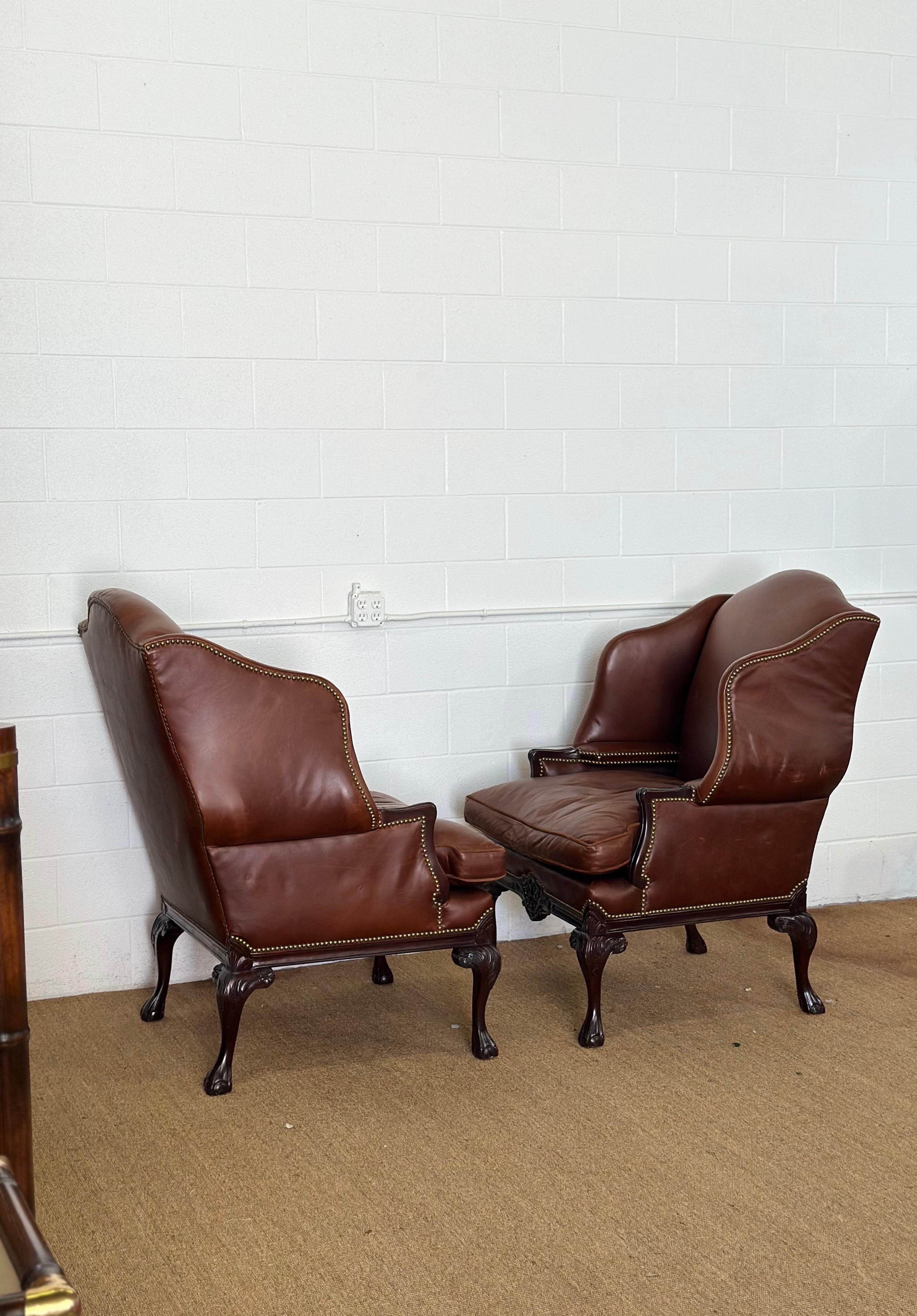 2000s Old Hickory Tannery Sillas de cuero marrón Wingback Piernas Cabriole - un par Cuero en venta