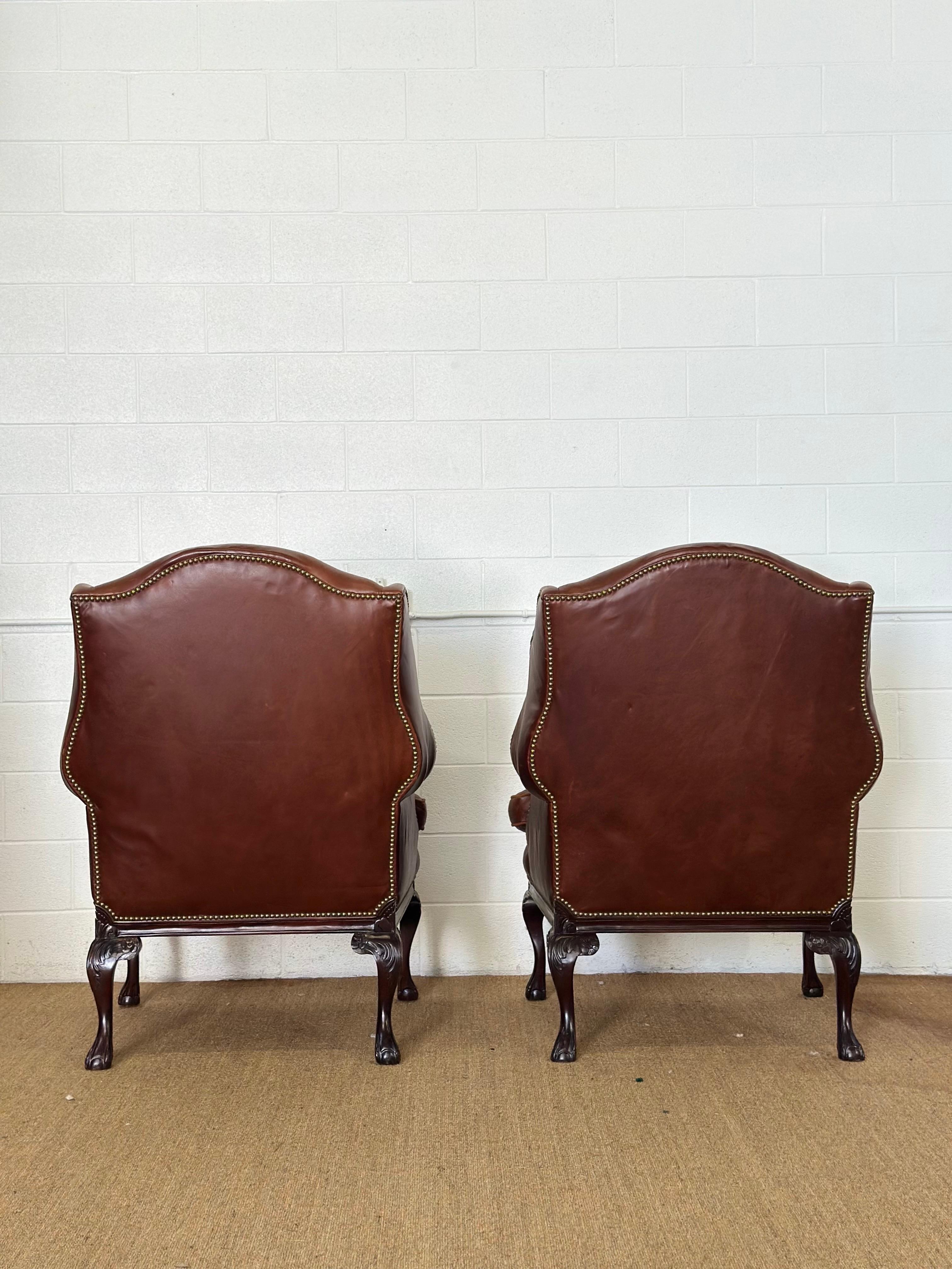 2000s Old Hickory Tannery Sillas de cuero marrón Wingback Piernas Cabriole - un par en venta 1
