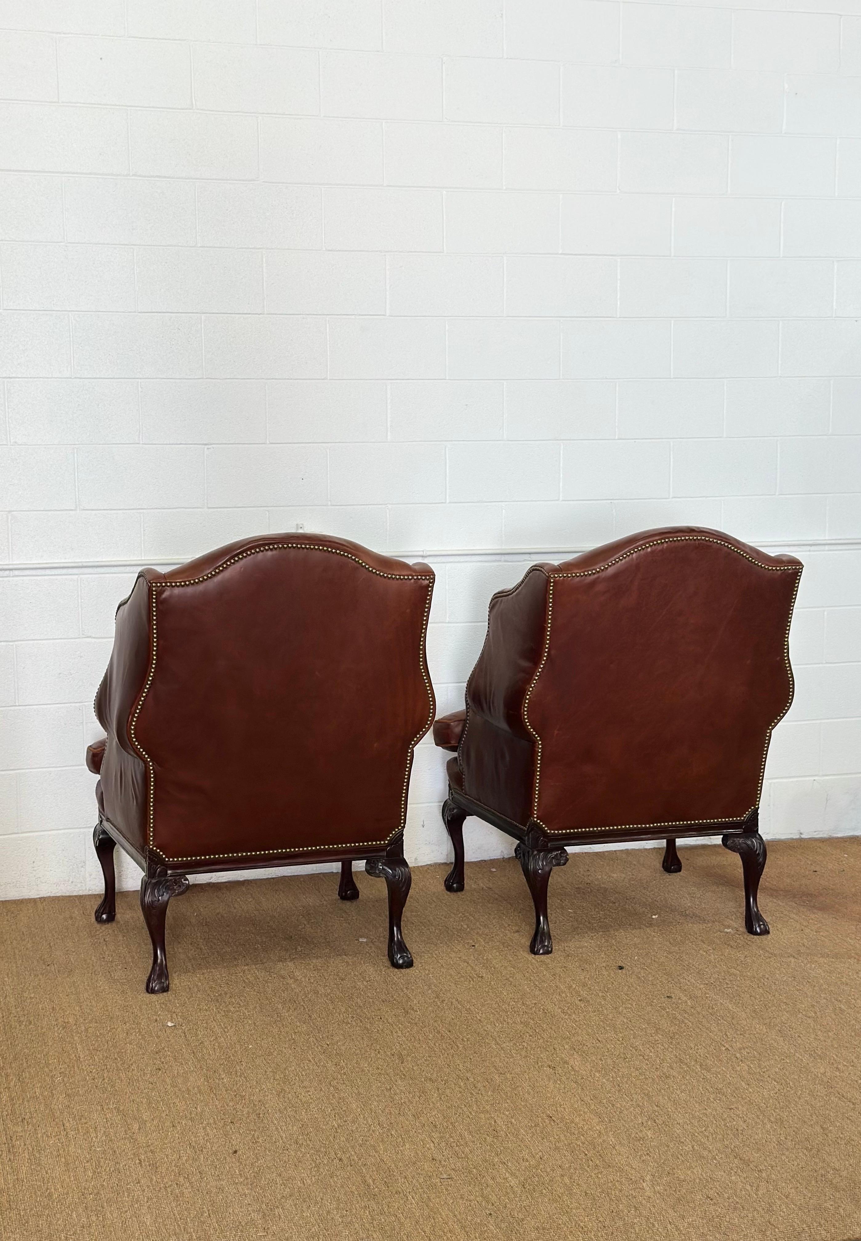 2000s Old Hickory Tannery Sillas de cuero marrón Wingback Piernas Cabriole - un par en venta 2