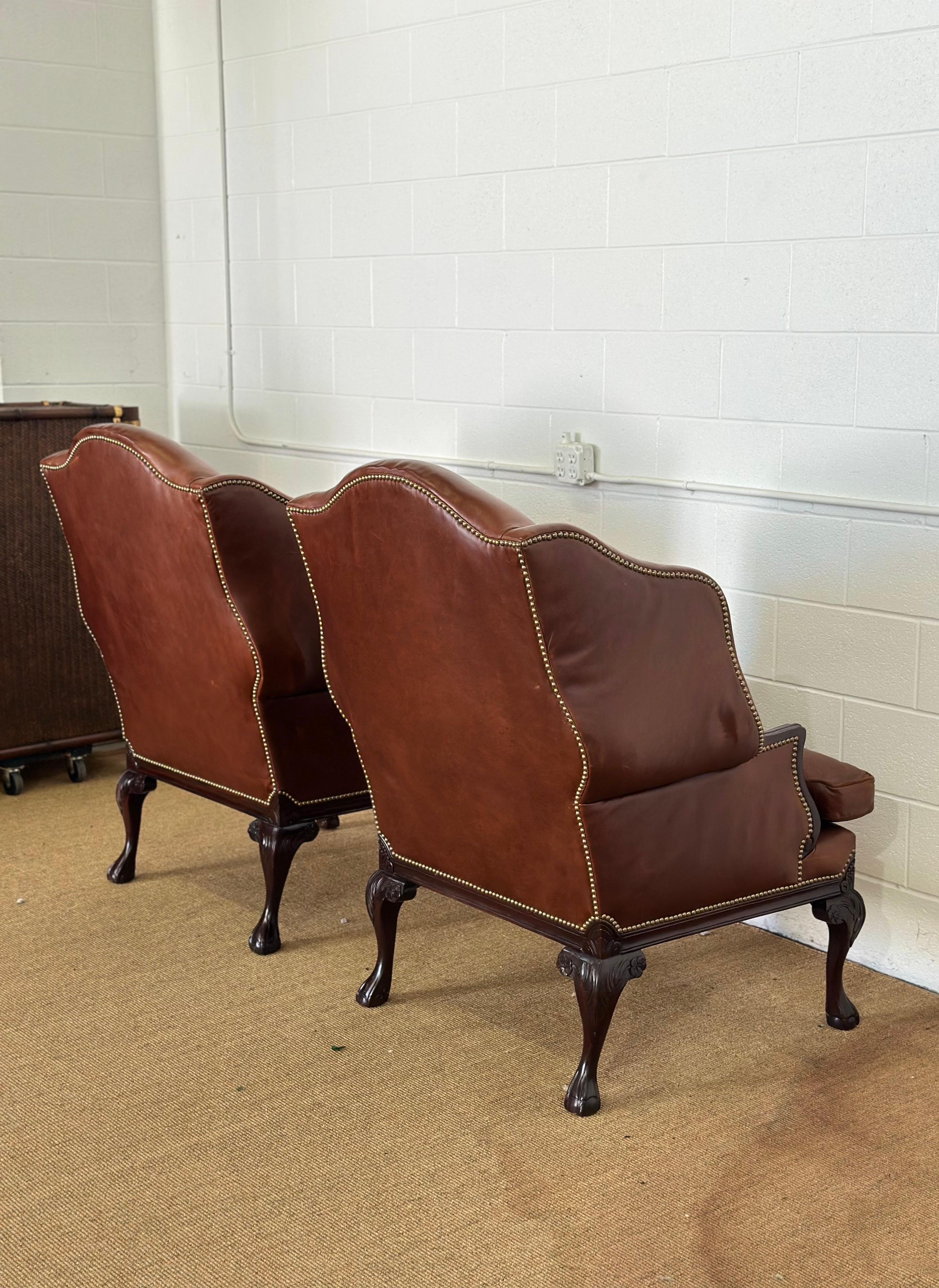 2000s Old Hickory Tannery Sillas de cuero marrón Wingback Piernas Cabriole - un par en venta 3