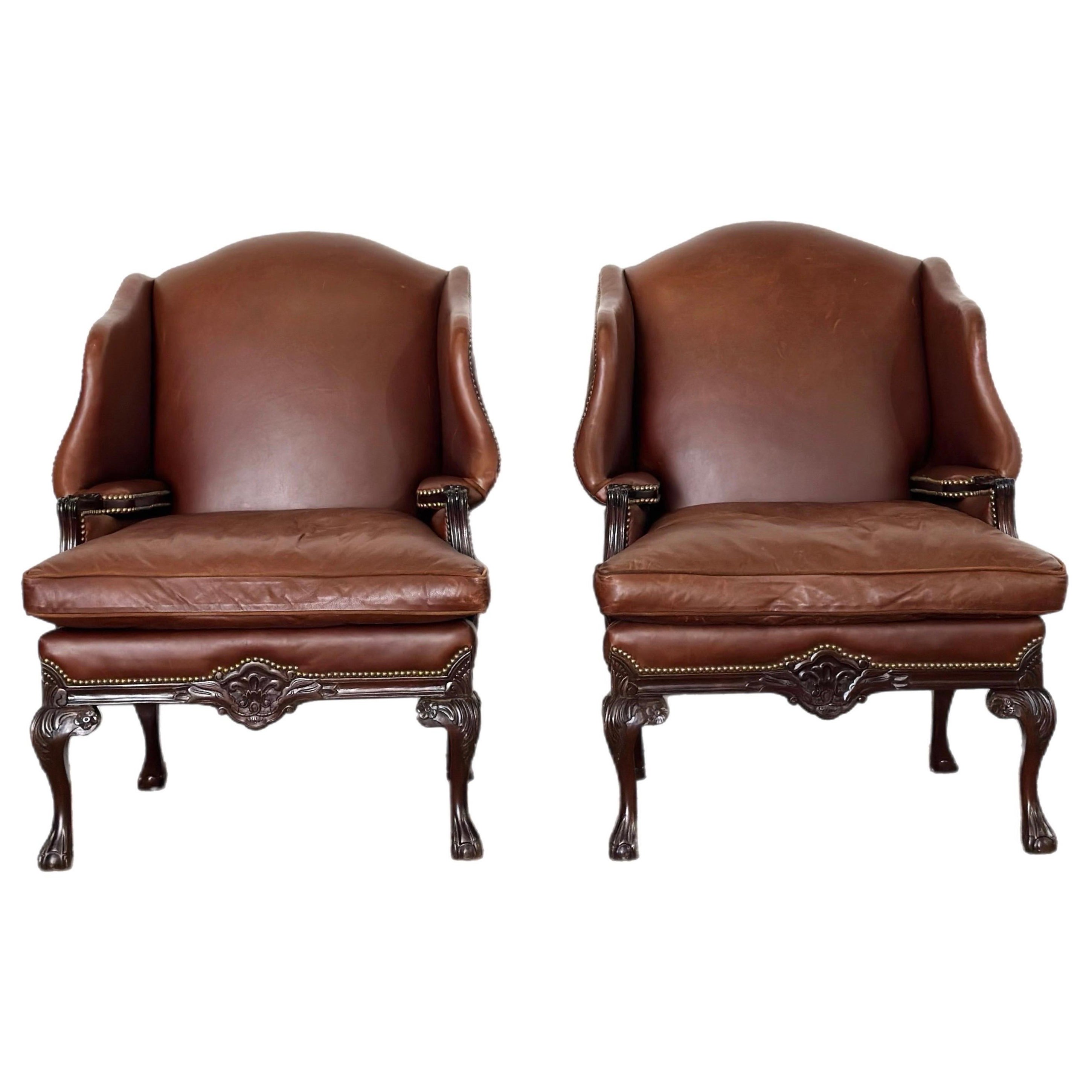 2000s Old Hickory Tannery Sillas de cuero marrón Wingback Piernas Cabriole - un par en venta
