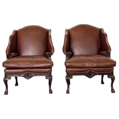 2000s Old Hickory Tannery Sillas de cuero marrón Wingback Piernas Cabriole - un par