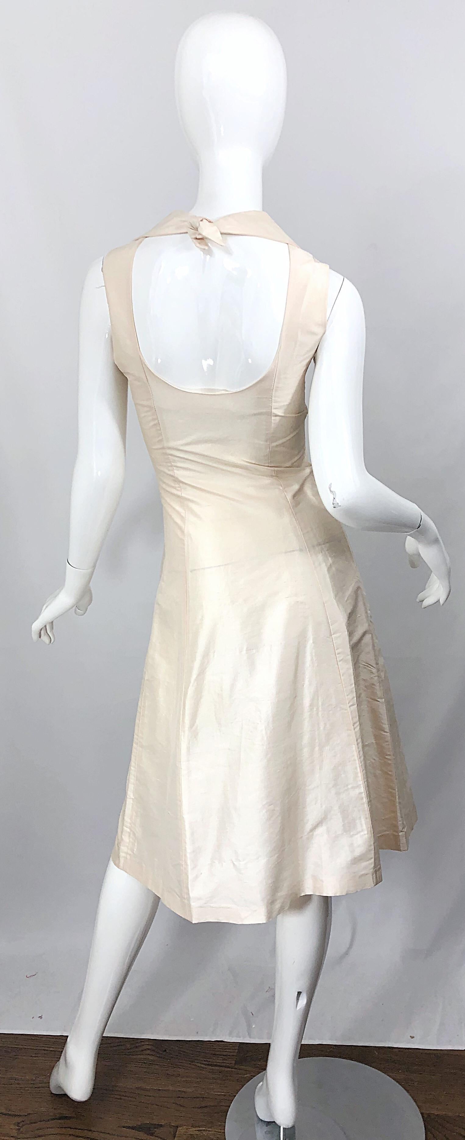 2000er Orna Farho Elfenbeinfarbenes Seiden-Shantung-Doppelreihiges Trägerkleid mit offenem Rücken (Grau) im Angebot