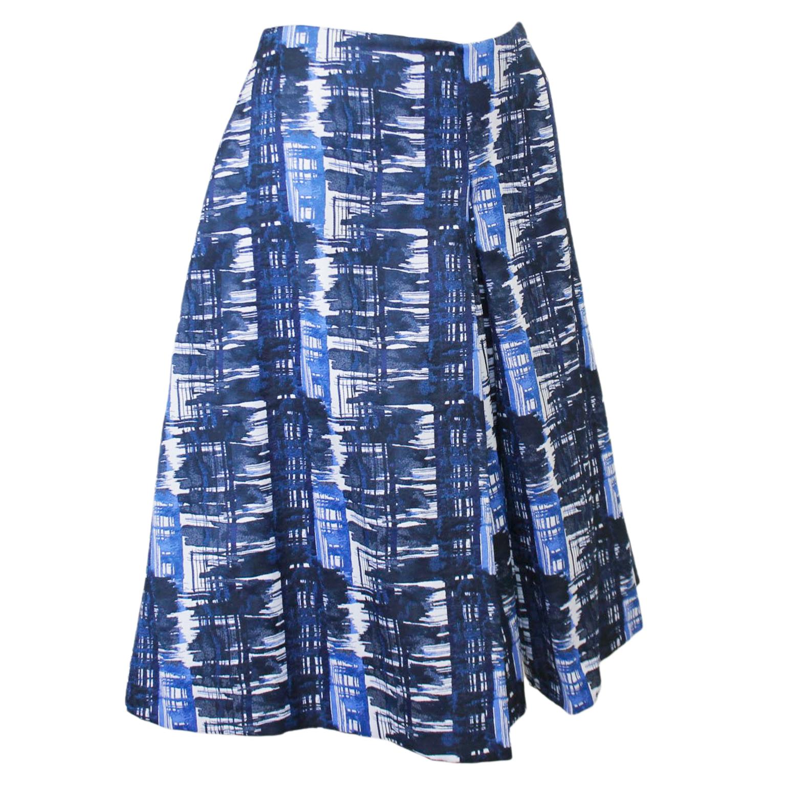 Oscar de la Renta skirt from the early 2000s. The A line skirt has an inverted front pleat and an all over blue abstract print. Zips up the back. In excellent condition. Marked a US 10, fits like a US 6-8. Polyester fabric with a silk lining.