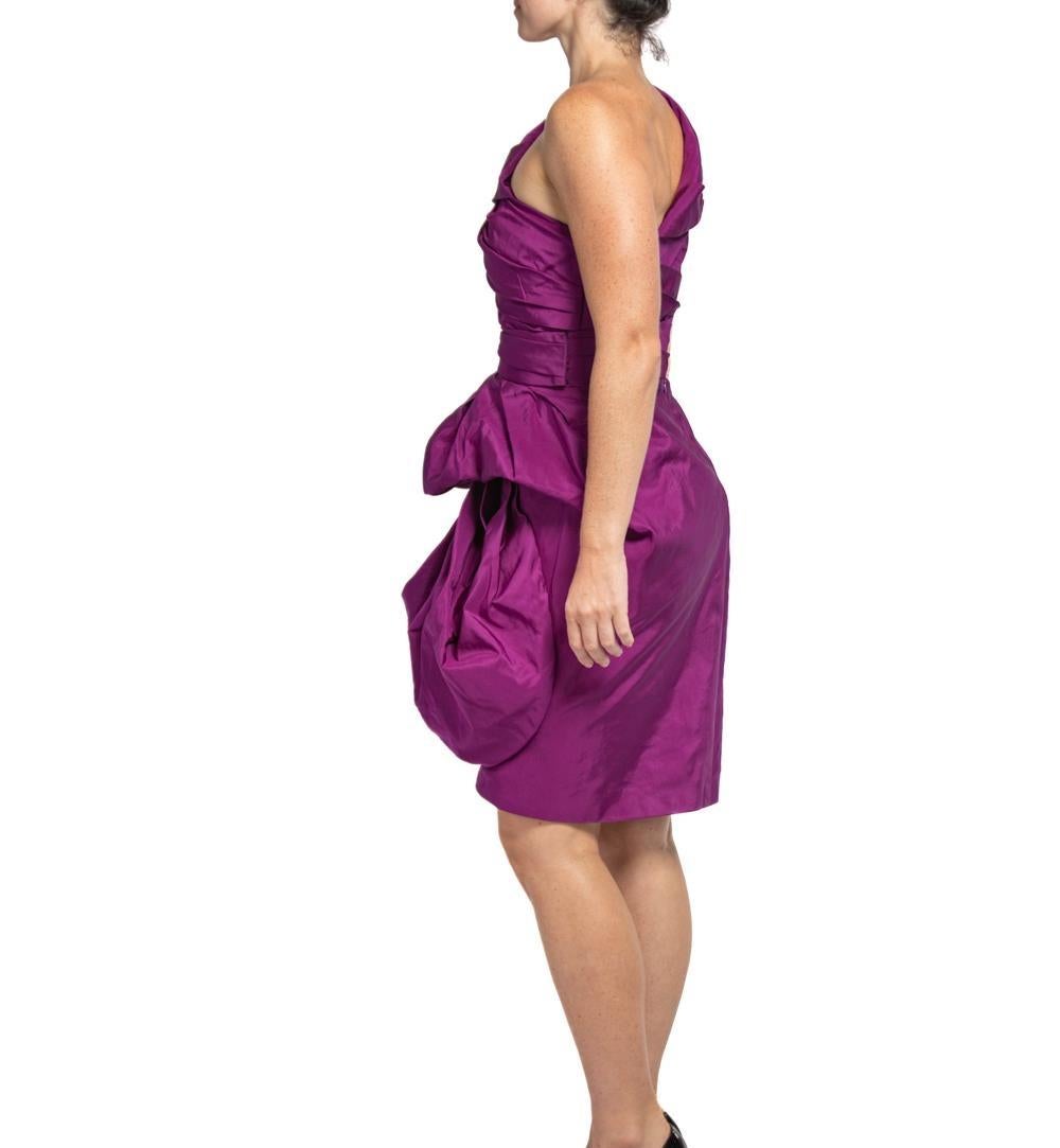 2000S OSCAR DE LA RENTA Egplant Purple Silk Faille One Shoulder Cocktail Dress In Excellent Condition For Sale In New York, NY