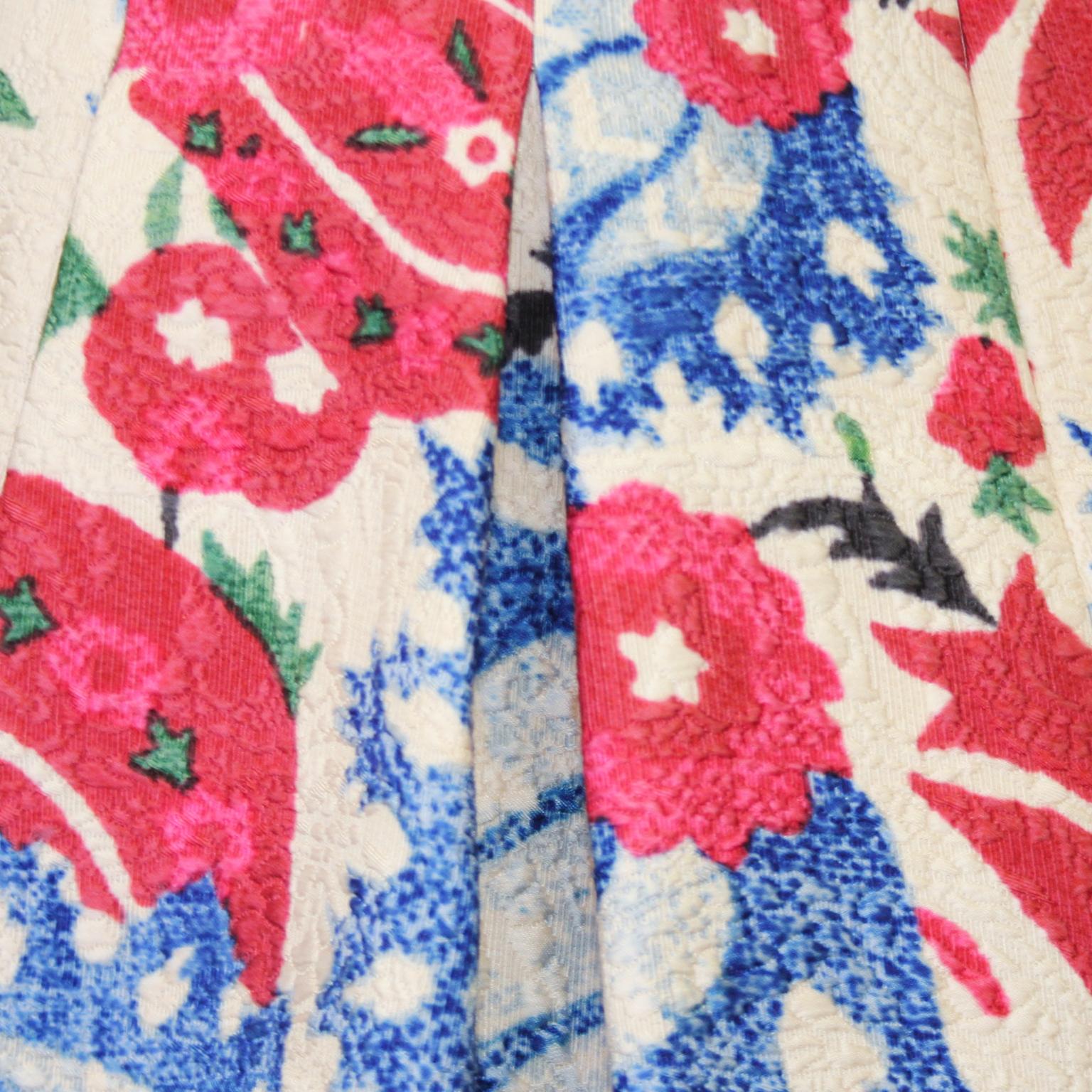 2000s Oscar de la Renta Red and Blue Floral Print Skirt In Good Condition For Sale In Toronto, Ontario