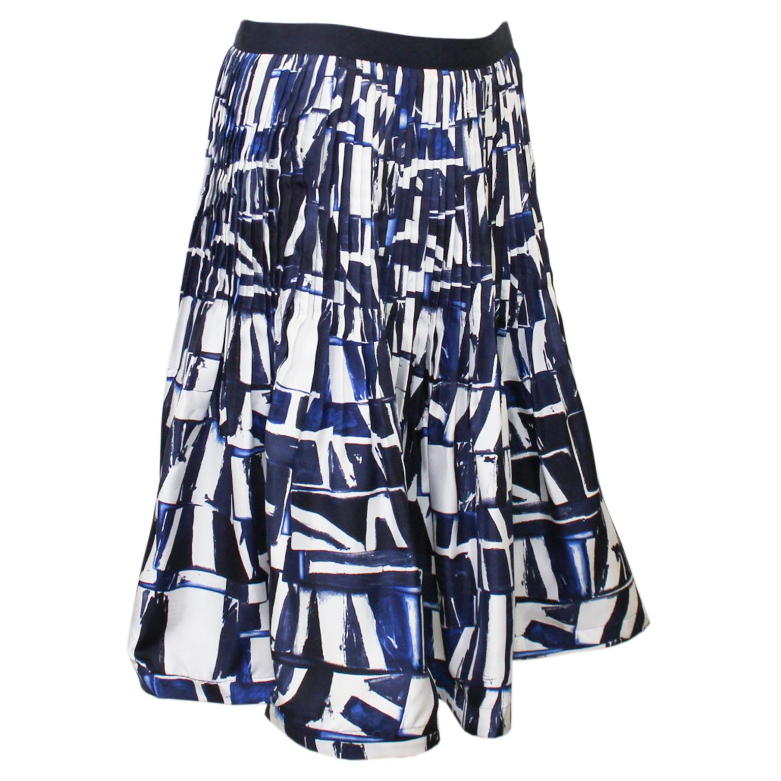 2000s Oscar de la Renta silk skirt with a blue abstract print. The skirt hugs the hips with thin pleats and flounces out around the knees. The shape of the skirt is helped with a horsehair lined hem. In excellent condition, fits like a US 6. Skirt